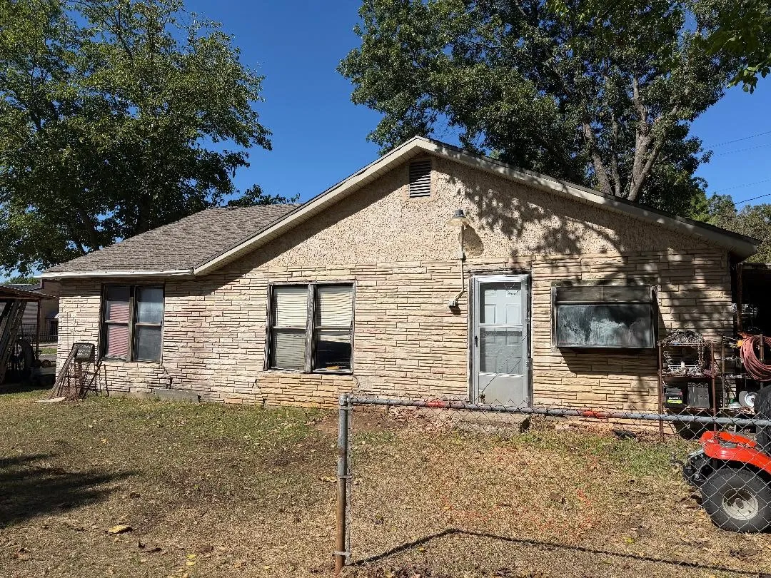 Single Family Residence For Sale in Grayson County , 114 Wainwright Street, Whitesboro, Texas 76273, 3 Bedroom, 1 Bathroom, Garage spaces, 1,428 Sqft, built in 1958, mls#21405852, Real Estate Agent in Whitesboro, Homes For Sale in Grayson county, Homes For Sale in Whitesboro, Realtor in Whitesboro Texas, Real Estate Brokerage Independent Realty Texas, Luminita Cordes Realtor