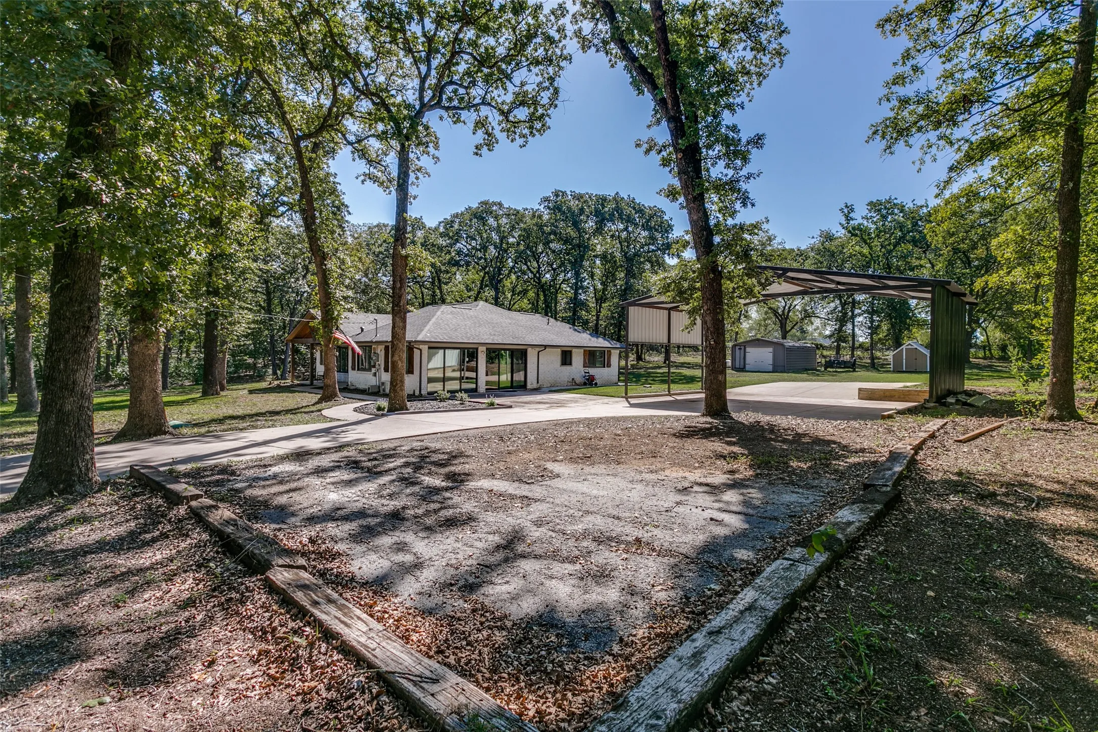 Single Family Residence For Sale in Johnson County , 5704 Pecan Circle, Alvarado, Texas 76009, 4 Bedroom, 3 Bathroom, Garage spaces, 1,921 Sqft, built in 1982, mls#21403211, Real Estate Agent in Alvarado, Homes For Sale in Johnson county, Homes For Sale in Alvarado, Realtor in Alvarado Texas, Real Estate Brokerage Independent Realty Texas, Luminita Cordes Realtor
