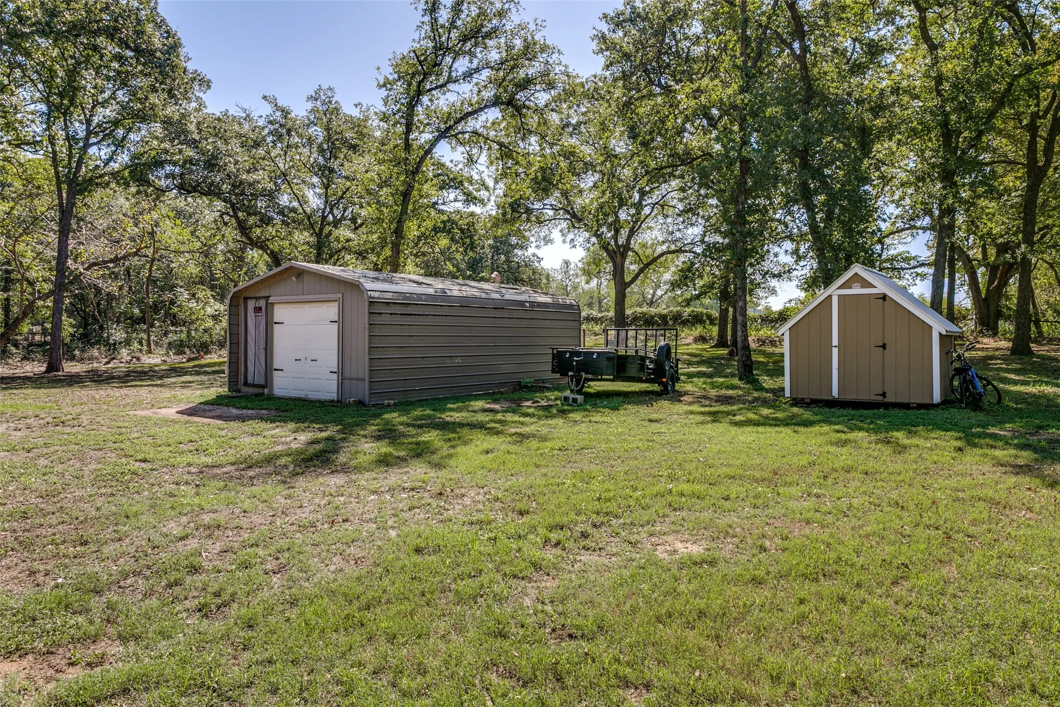 Single Family Residence For Sale in Johnson County , 5704 Pecan Circle, Alvarado, Texas 76009, 4 Bedroom, 3 Bathroom, Garage spaces, 1,921 Sqft, built in 1982, mls#21403211, Real Estate Agent in Alvarado, Homes For Sale in Johnson county, Homes For Sale in Alvarado, Realtor in Alvarado Texas, Real Estate Brokerage Independent Realty Texas, Luminita Cordes Realtor