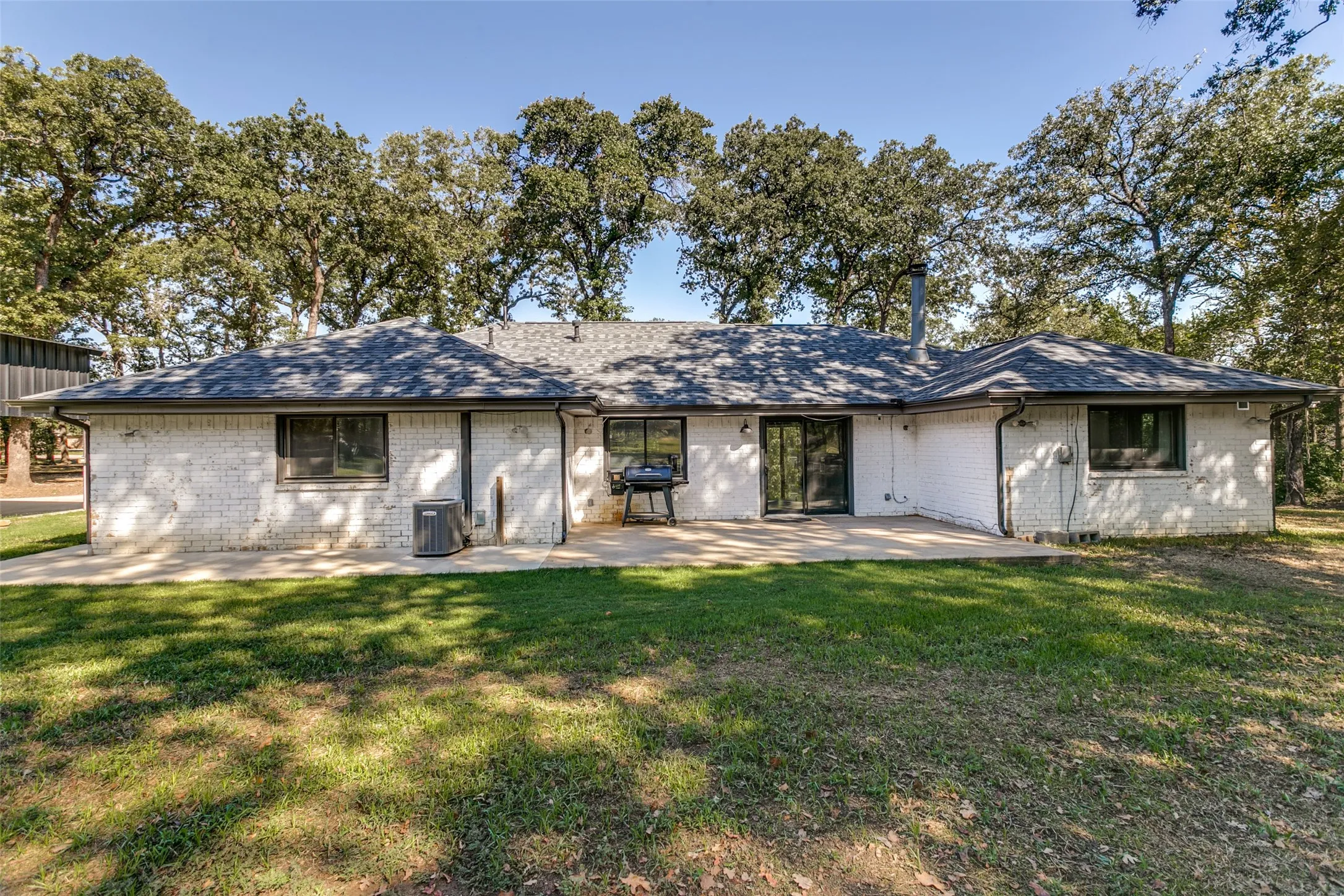 Single Family Residence For Sale in Johnson County , 5704 Pecan Circle, Alvarado, Texas 76009, 4 Bedroom, 3 Bathroom, Garage spaces, 1,921 Sqft, built in 1982, mls#21403211, Real Estate Agent in Alvarado, Homes For Sale in Johnson county, Homes For Sale in Alvarado, Realtor in Alvarado Texas, Real Estate Brokerage Independent Realty Texas, Luminita Cordes Realtor