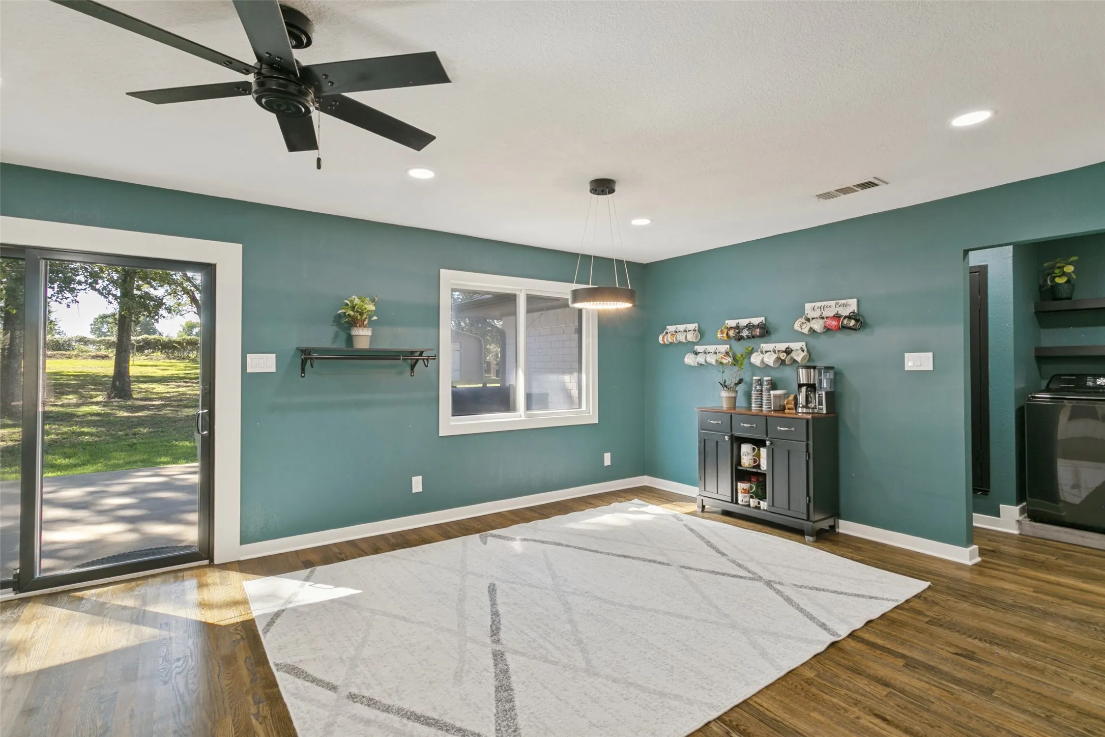 Single Family Residence For Sale in Johnson County , 5704 Pecan Circle, Alvarado, Texas 76009, 4 Bedroom, 3 Bathroom, Garage spaces, 1,921 Sqft, built in 1982, mls#21403211, Real Estate Agent in Alvarado, Homes For Sale in Johnson county, Homes For Sale in Alvarado, Realtor in Alvarado Texas, Real Estate Brokerage Independent Realty Texas, Luminita Cordes Realtor