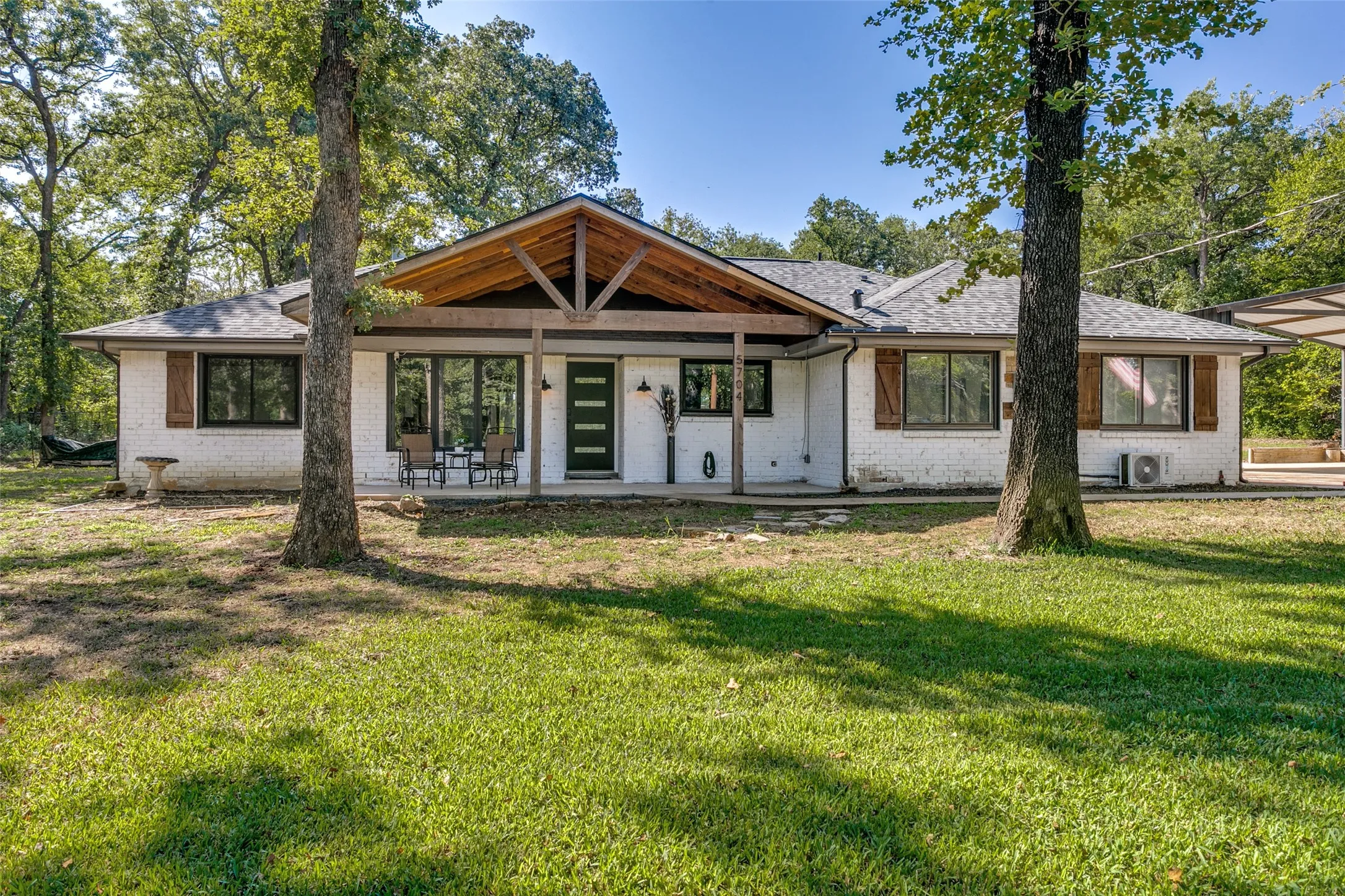 Single Family Residence For Sale in Johnson County , 5704 Pecan Circle, Alvarado, Texas 76009, 4 Bedroom, 3 Bathroom, Garage spaces, 1,921 Sqft, built in 1982, mls#21403211, Real Estate Agent in Alvarado, Homes For Sale in Johnson county, Homes For Sale in Alvarado, Realtor in Alvarado Texas, Real Estate Brokerage Independent Realty Texas, Luminita Cordes Realtor