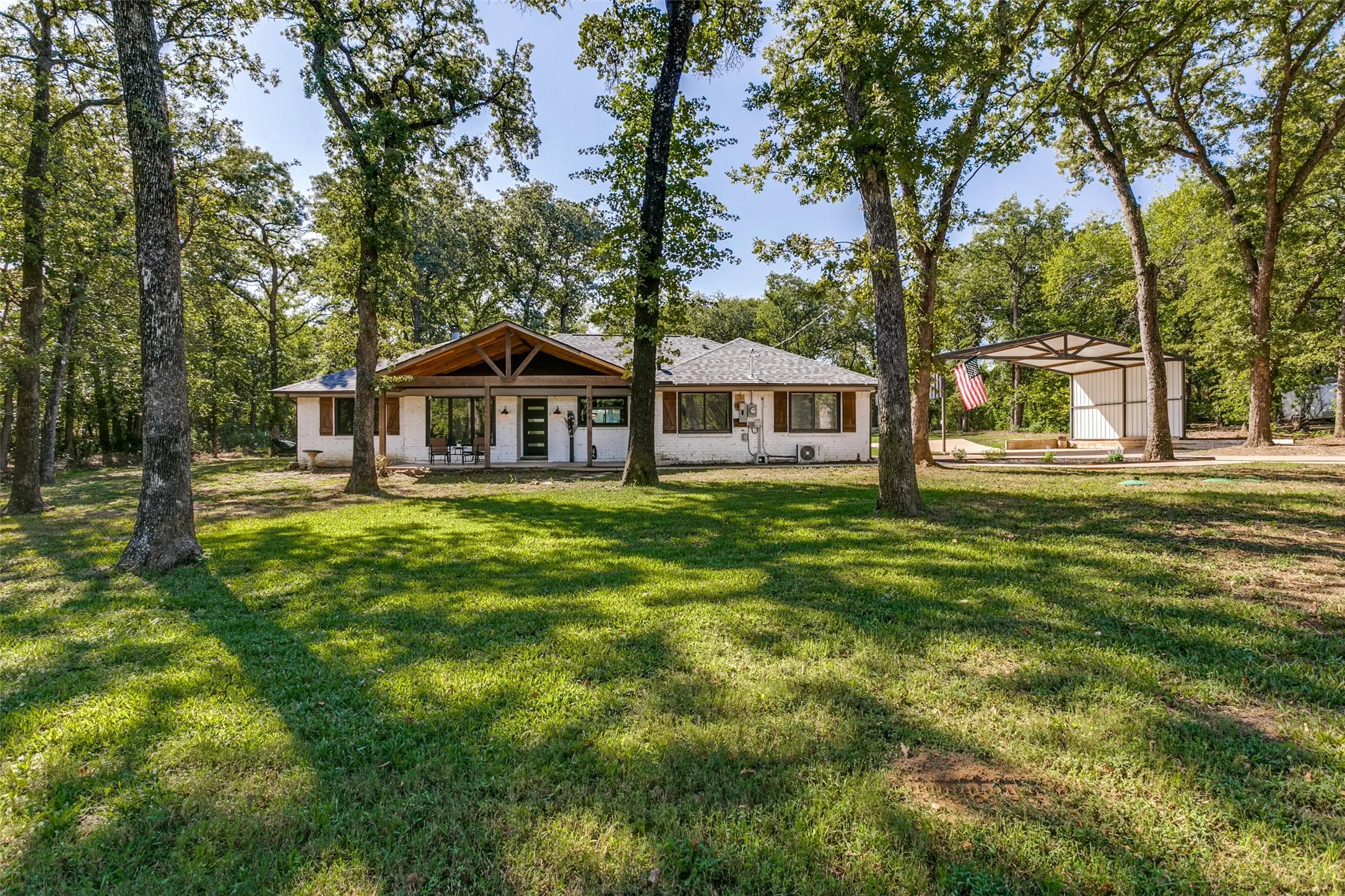 Single Family Residence For Sale in Johnson County , 5704 Pecan Circle, Alvarado, Texas 76009, 4 Bedroom, 3 Bathroom, Garage spaces, 1,921 Sqft, built in 1982, mls#21403211, Real Estate Agent in Alvarado, Homes For Sale in Johnson county, Homes For Sale in Alvarado, Realtor in Alvarado Texas, Real Estate Brokerage Independent Realty Texas, Luminita Cordes Realtor