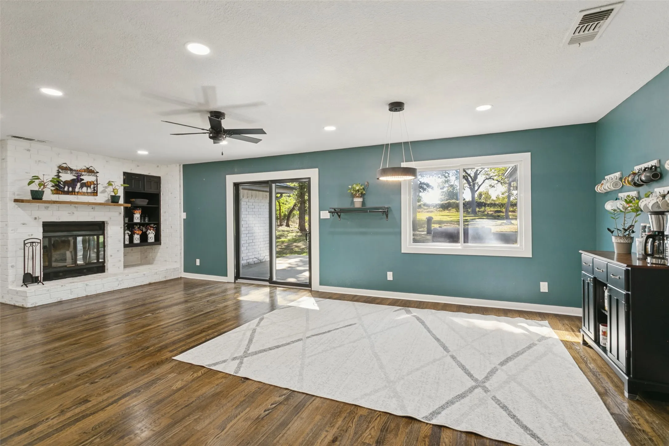 Single Family Residence For Sale in Johnson County , 5704 Pecan Circle, Alvarado, Texas 76009, 4 Bedroom, 3 Bathroom, Garage spaces, 1,921 Sqft, built in 1982, mls#21403211, Real Estate Agent in Alvarado, Homes For Sale in Johnson county, Homes For Sale in Alvarado, Realtor in Alvarado Texas, Real Estate Brokerage Independent Realty Texas, Luminita Cordes Realtor
