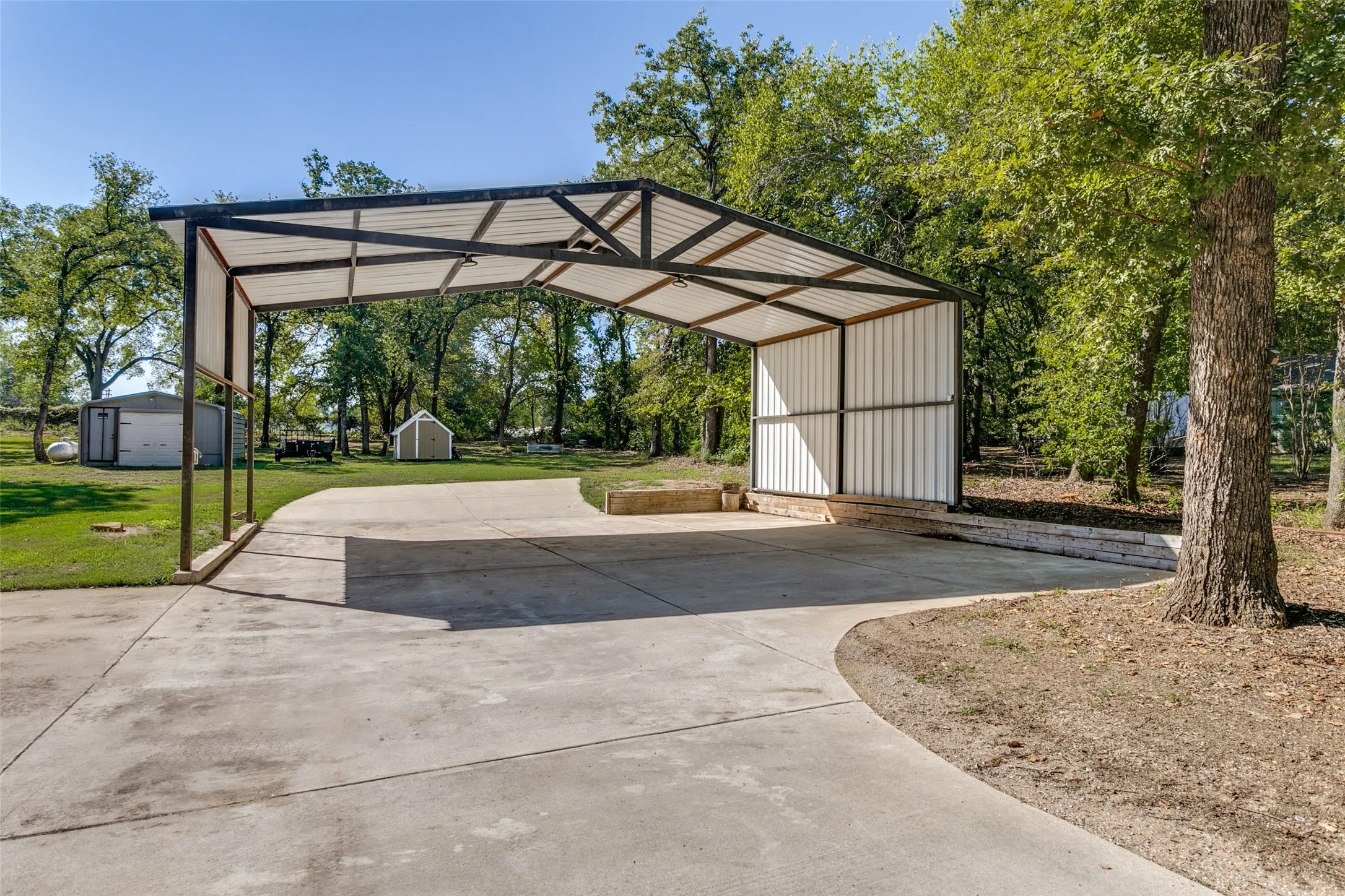 Single Family Residence For Sale in Johnson County , 5704 Pecan Circle, Alvarado, Texas 76009, 4 Bedroom, 3 Bathroom, Garage spaces, 1,921 Sqft, built in 1982, mls#21403211, Real Estate Agent in Alvarado, Homes For Sale in Johnson county, Homes For Sale in Alvarado, Realtor in Alvarado Texas, Real Estate Brokerage Independent Realty Texas, Luminita Cordes Realtor