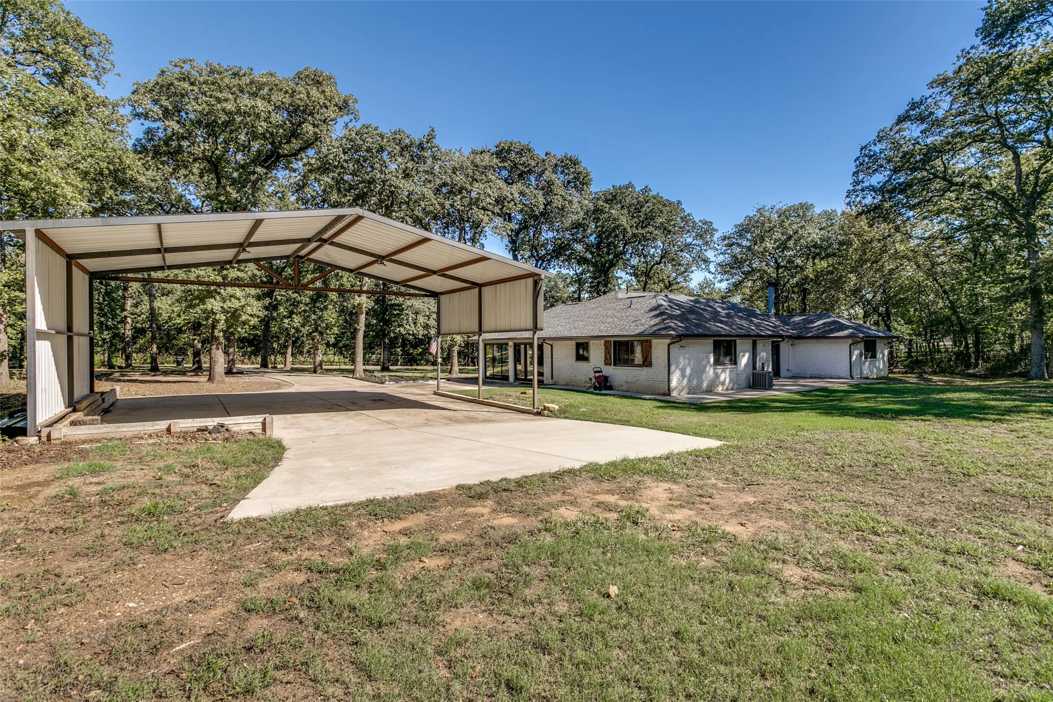 Single Family Residence For Sale in Johnson County , 5704 Pecan Circle, Alvarado, Texas 76009, 4 Bedroom, 3 Bathroom, Garage spaces, 1,921 Sqft, built in 1982, mls#21403211, Real Estate Agent in Alvarado, Homes For Sale in Johnson county, Homes For Sale in Alvarado, Realtor in Alvarado Texas, Real Estate Brokerage Independent Realty Texas, Luminita Cordes Realtor