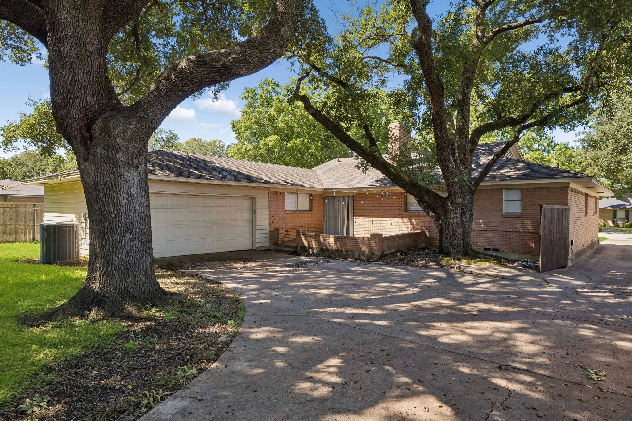 Single Family Residence For Sale in Dallas County , 7066 Arboreal Drive, Dallas, Texas 75231, 4 Bedroom, 3 Bathroom, 2 Garage spaces, 2,137 Sqft, built in 1961, mls#21395051, Real Estate Agent in Dallas, Homes For Sale in Dallas county, Homes For Sale in Dallas, Realtor in Dallas Texas, Real Estate Brokerage Independent Realty Texas, Luminita Cordes Realtor