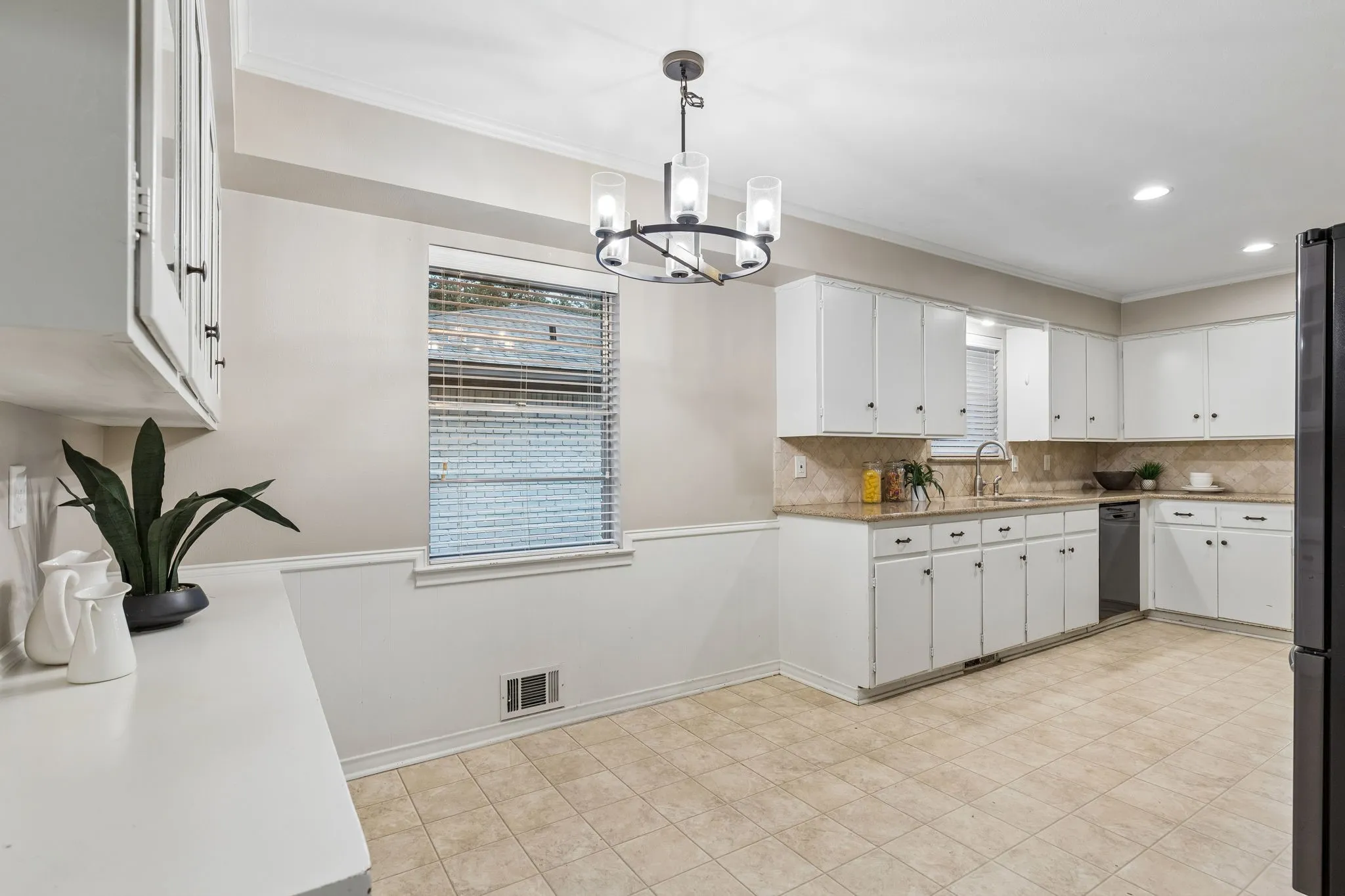 Single Family Residence For Sale in Dallas County , 7066 Arboreal Drive, Dallas, Texas 75231, 4 Bedroom, 3 Bathroom, 2 Garage spaces, 2,137 Sqft, built in 1961, mls#21395051, Real Estate Agent in Dallas, Homes For Sale in Dallas county, Homes For Sale in Dallas, Realtor in Dallas Texas, Real Estate Brokerage Independent Realty Texas, Luminita Cordes Realtor