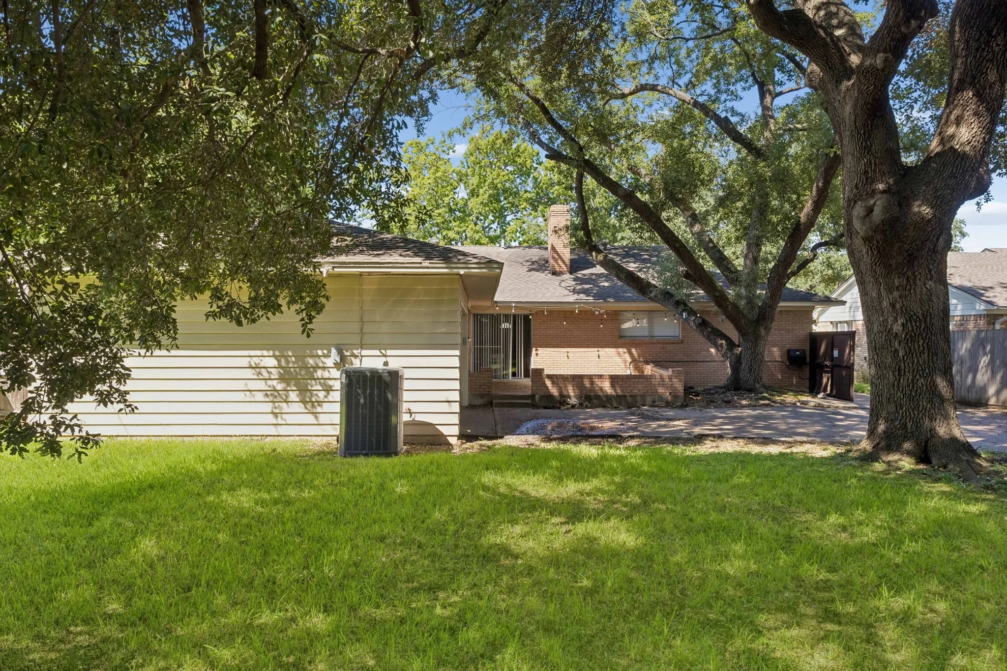 Single Family Residence For Sale in Dallas County , 7066 Arboreal Drive, Dallas, Texas 75231, 4 Bedroom, 3 Bathroom, 2 Garage spaces, 2,137 Sqft, built in 1961, mls#21395051, Real Estate Agent in Dallas, Homes For Sale in Dallas county, Homes For Sale in Dallas, Realtor in Dallas Texas, Real Estate Brokerage Independent Realty Texas, Luminita Cordes Realtor