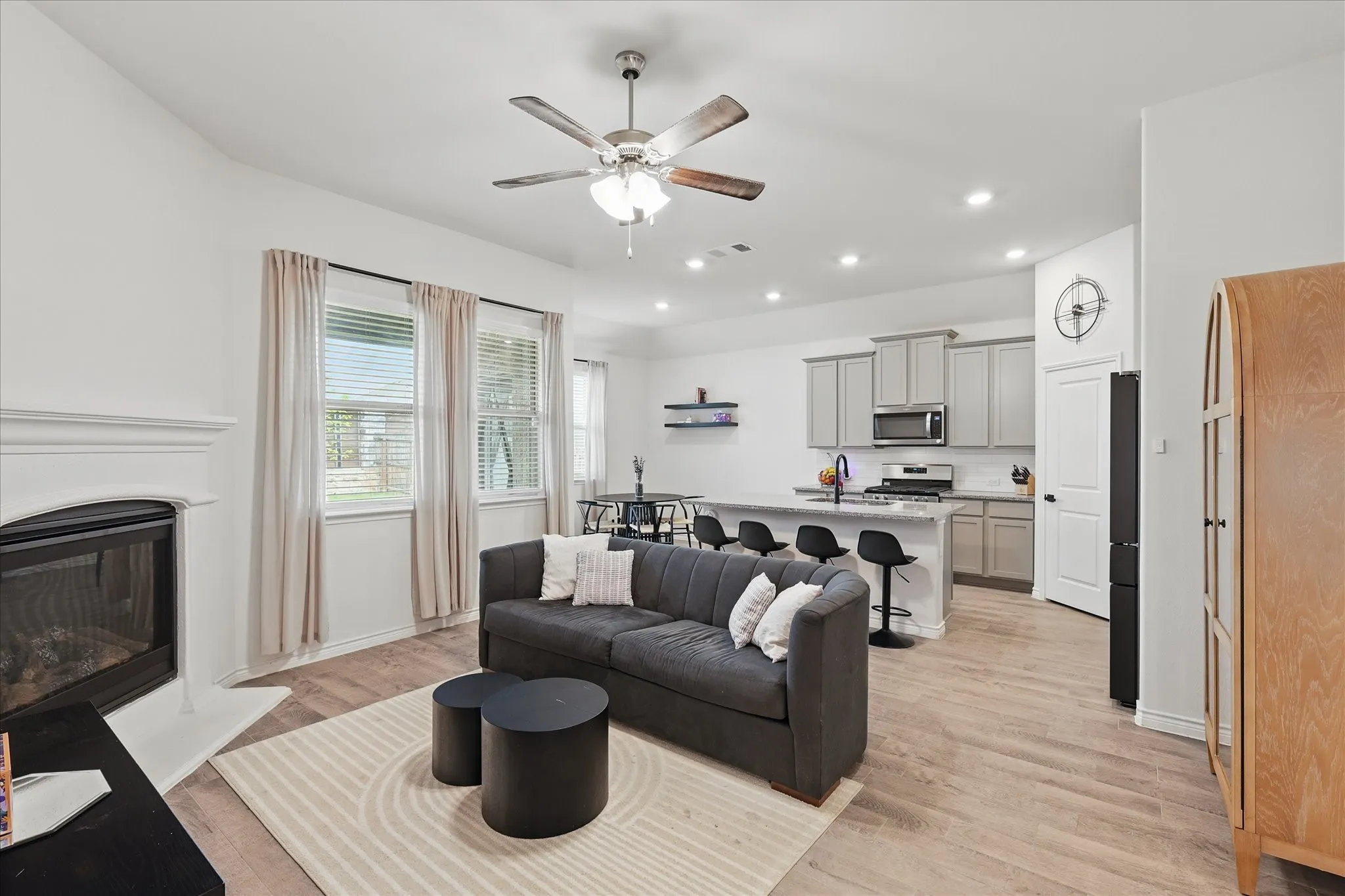 Single Family Residence For Rent in Denton County , 3409 Brady Starr Drive, Aubrey, Texas 76227, 3 Bedroom, 2 Bathroom, 2 Garage spaces, 1,523 Sqft, built in 2022, mls#21405863, Real Estate Agent in Aubrey, Homes For Rent in Denton county, Homes For Rent in Aubrey, Realtor in Aubrey Texas, Real Estate Brokerage Independent Realty Texas, Luminita Cordes Realtor