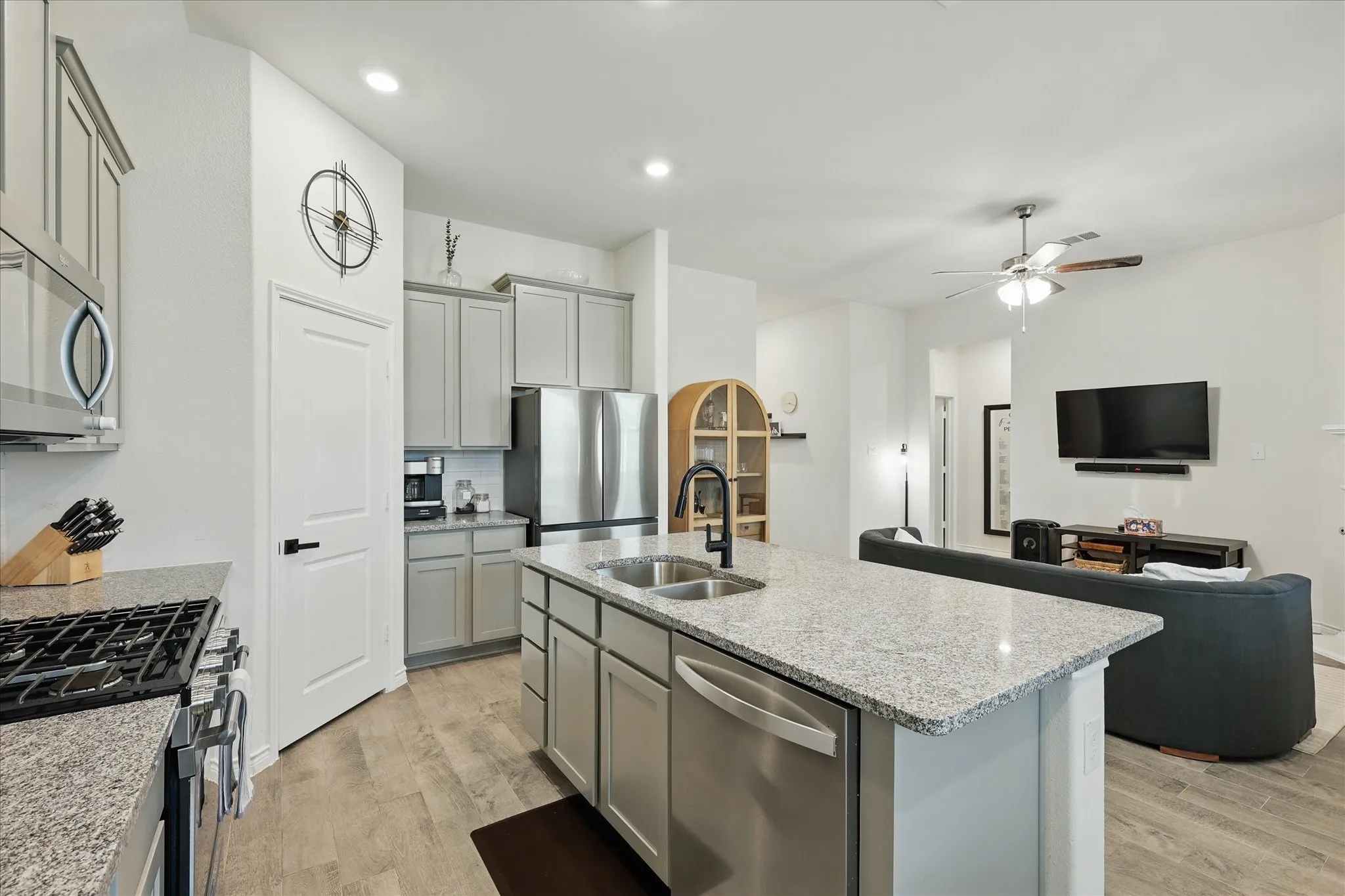 Single Family Residence For Rent in Denton County , 3409 Brady Starr Drive, Aubrey, Texas 76227, 3 Bedroom, 2 Bathroom, 2 Garage spaces, 1,523 Sqft, built in 2022, mls#21405863, Real Estate Agent in Aubrey, Homes For Rent in Denton county, Homes For Rent in Aubrey, Realtor in Aubrey Texas, Real Estate Brokerage Independent Realty Texas, Luminita Cordes Realtor