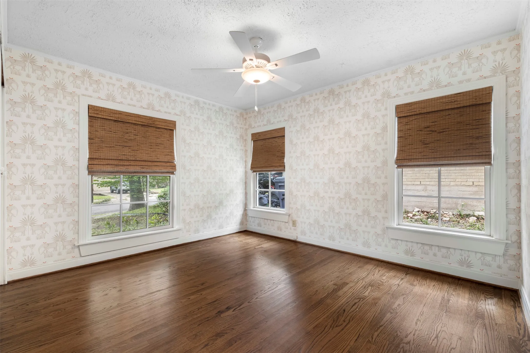 Single Family Residence For Sale in Dallas County , 7119 Vivian Avenue, Dallas, Texas 75223, 3 Bedroom, 2 Bathroom, 2 Garage spaces, 2,278 Sqft, built in 1940, mls#21405741, Real Estate Agent in Dallas, Homes For Sale in Dallas county, Homes For Sale in Dallas, Realtor in Dallas Texas, Real Estate Brokerage Independent Realty Texas, Luminita Cordes Realtor