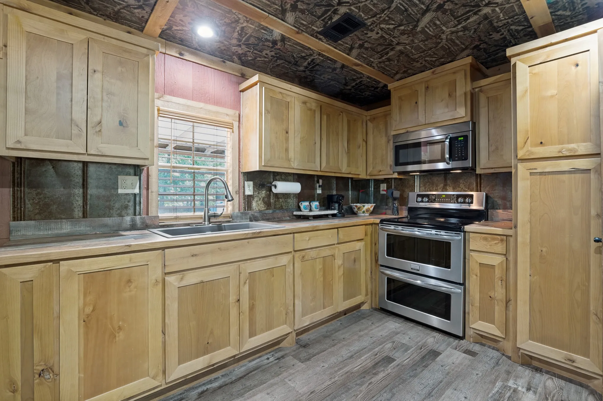 Cabin: kitchen