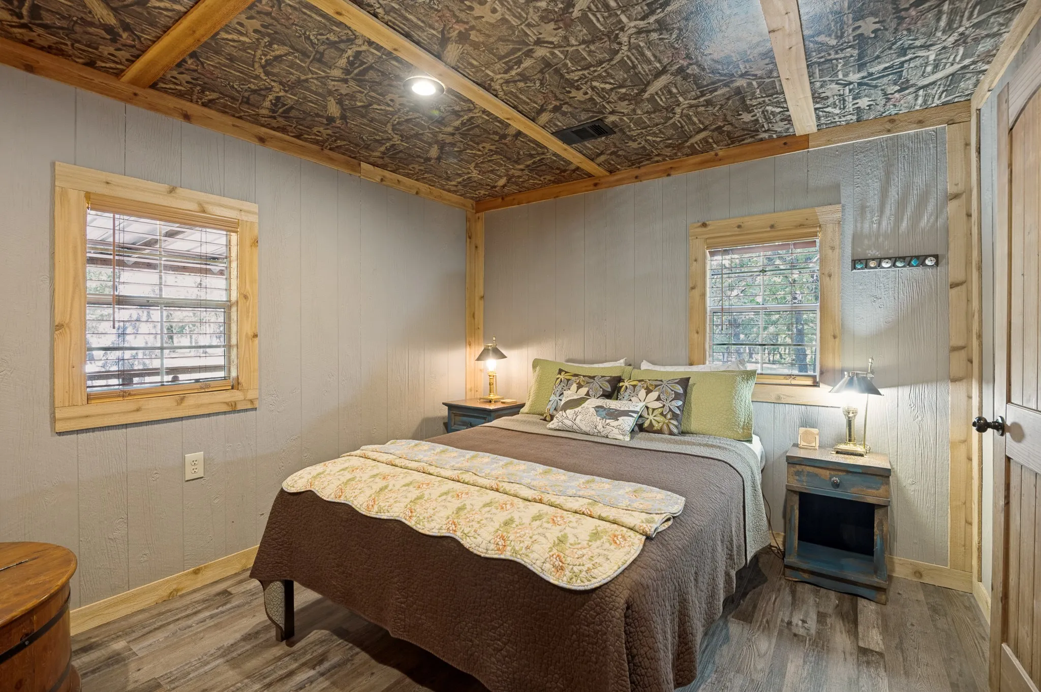 Cabin: Primary bedroom
