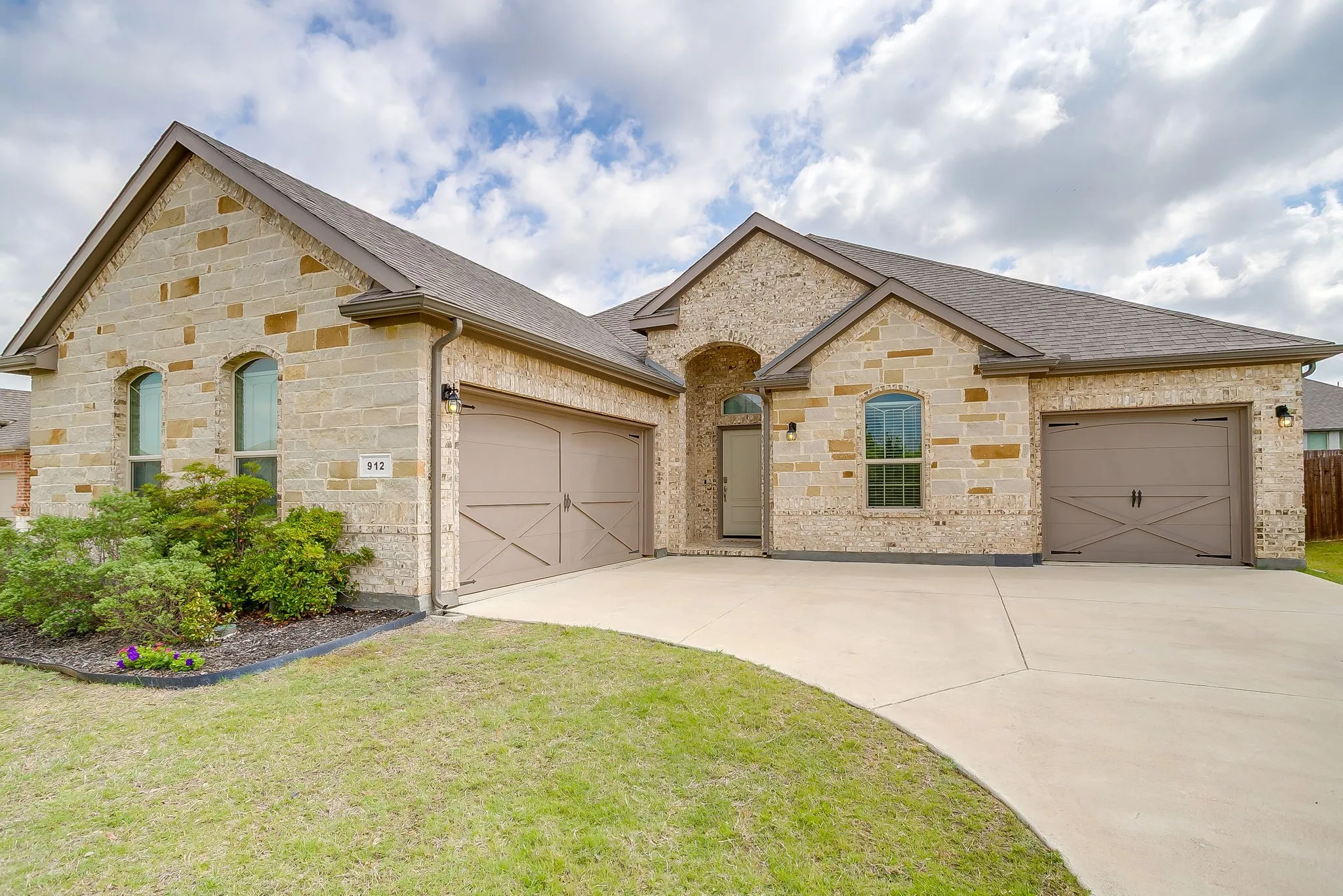 Single Family Residence For Sale in Johnson County , 912 Bailey Lane, Mansfield, Texas 76063, 4 Bedroom, 2 Bathroom, 3 Garage spaces, 2,270 Sqft, built in 2021, mls#21405214, Real Estate Agent in Mansfield, Homes For Sale in Johnson county, Homes For Sale in Mansfield, Realtor in Mansfield Texas, Real Estate Brokerage Independent Realty Texas, Luminita Cordes Realtor