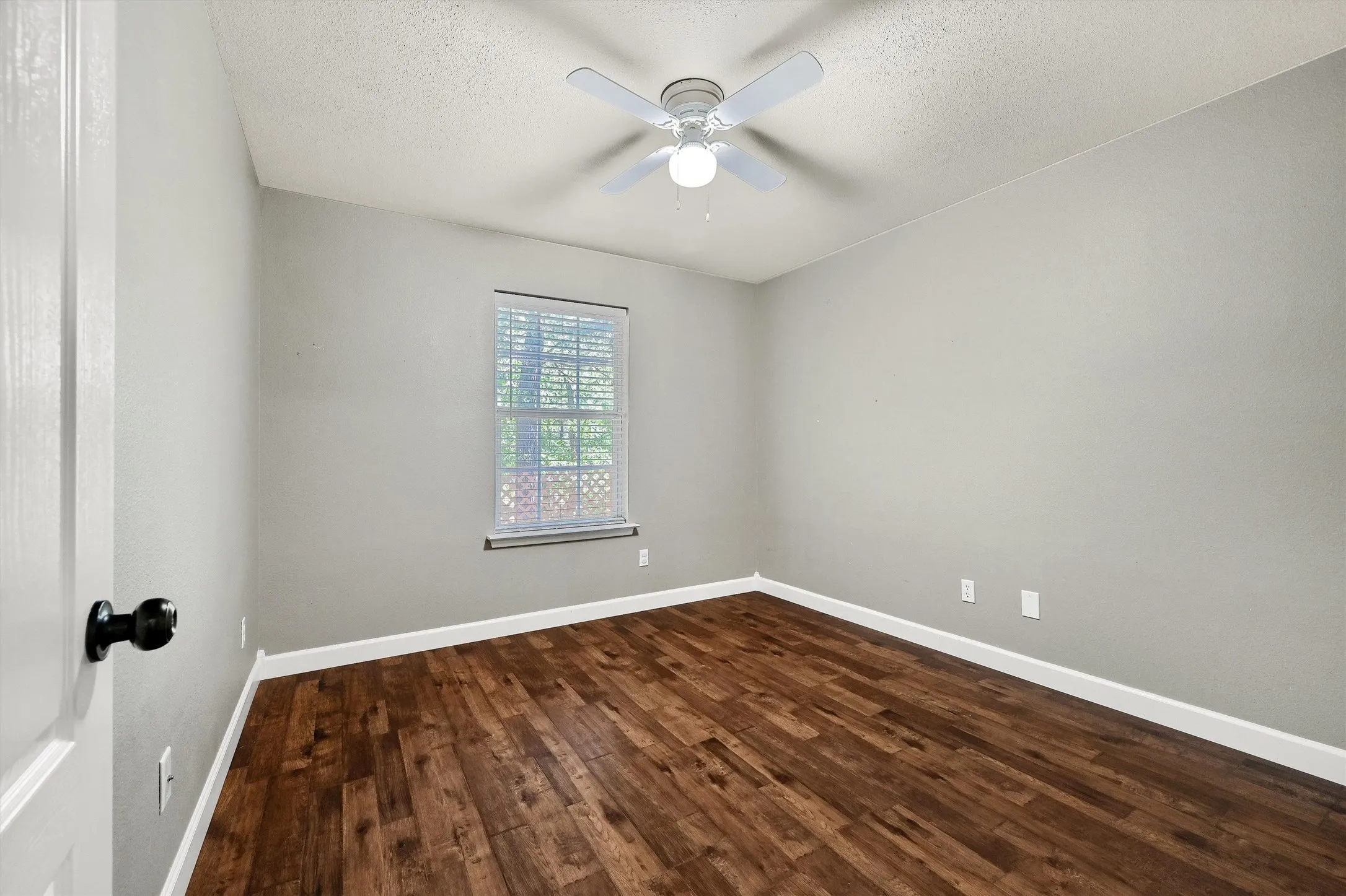 Single Family Residence For Rent in Grayson County , 187 Square Dance Road, Denison, Texas 75021, 3 Bedroom, 2 Bathroom, 2 Garage spaces, 1,429 Sqft, built in 2005, mls#21405899, Real Estate Agent in Denison, Homes For Rent in Grayson county, Homes For Rent in Denison, Realtor in Denison Texas, Real Estate Brokerage Independent Realty Texas, Luminita Cordes Realtor