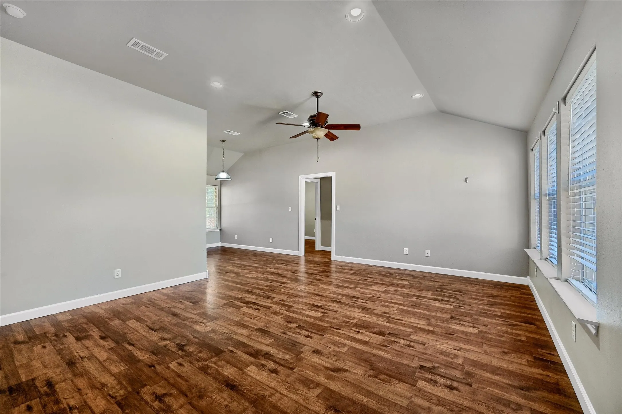 Single Family Residence For Rent in Grayson County , 187 Square Dance Road, Denison, Texas 75021, 3 Bedroom, 2 Bathroom, 2 Garage spaces, 1,429 Sqft, built in 2005, mls#21405899, Real Estate Agent in Denison, Homes For Rent in Grayson county, Homes For Rent in Denison, Realtor in Denison Texas, Real Estate Brokerage Independent Realty Texas, Luminita Cordes Realtor