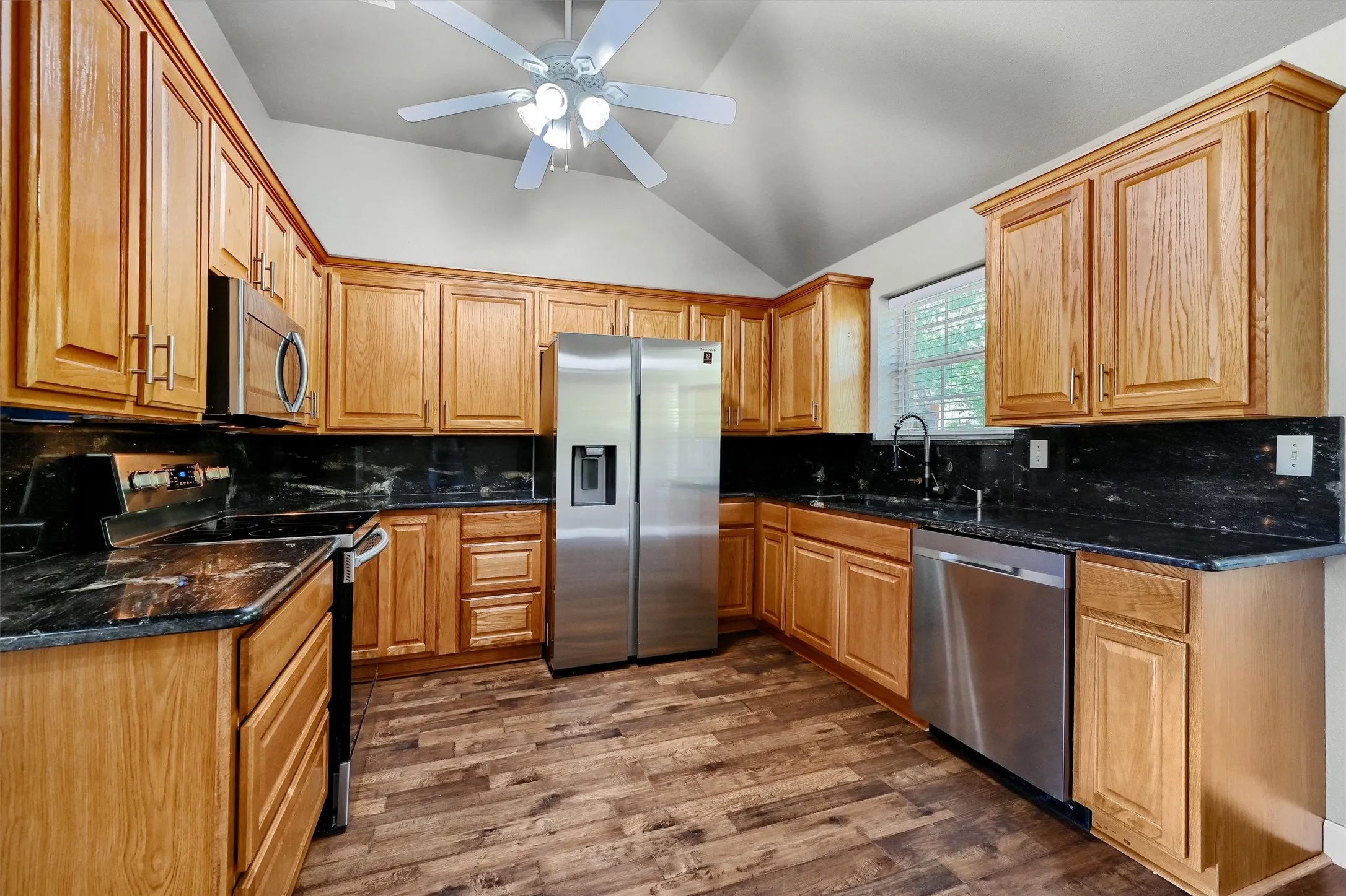 Single Family Residence For Rent in Grayson County , 187 Square Dance Road, Denison, Texas 75021, 3 Bedroom, 2 Bathroom, 2 Garage spaces, 1,429 Sqft, built in 2005, mls#21405899, Real Estate Agent in Denison, Homes For Rent in Grayson county, Homes For Rent in Denison, Realtor in Denison Texas, Real Estate Brokerage Independent Realty Texas, Luminita Cordes Realtor