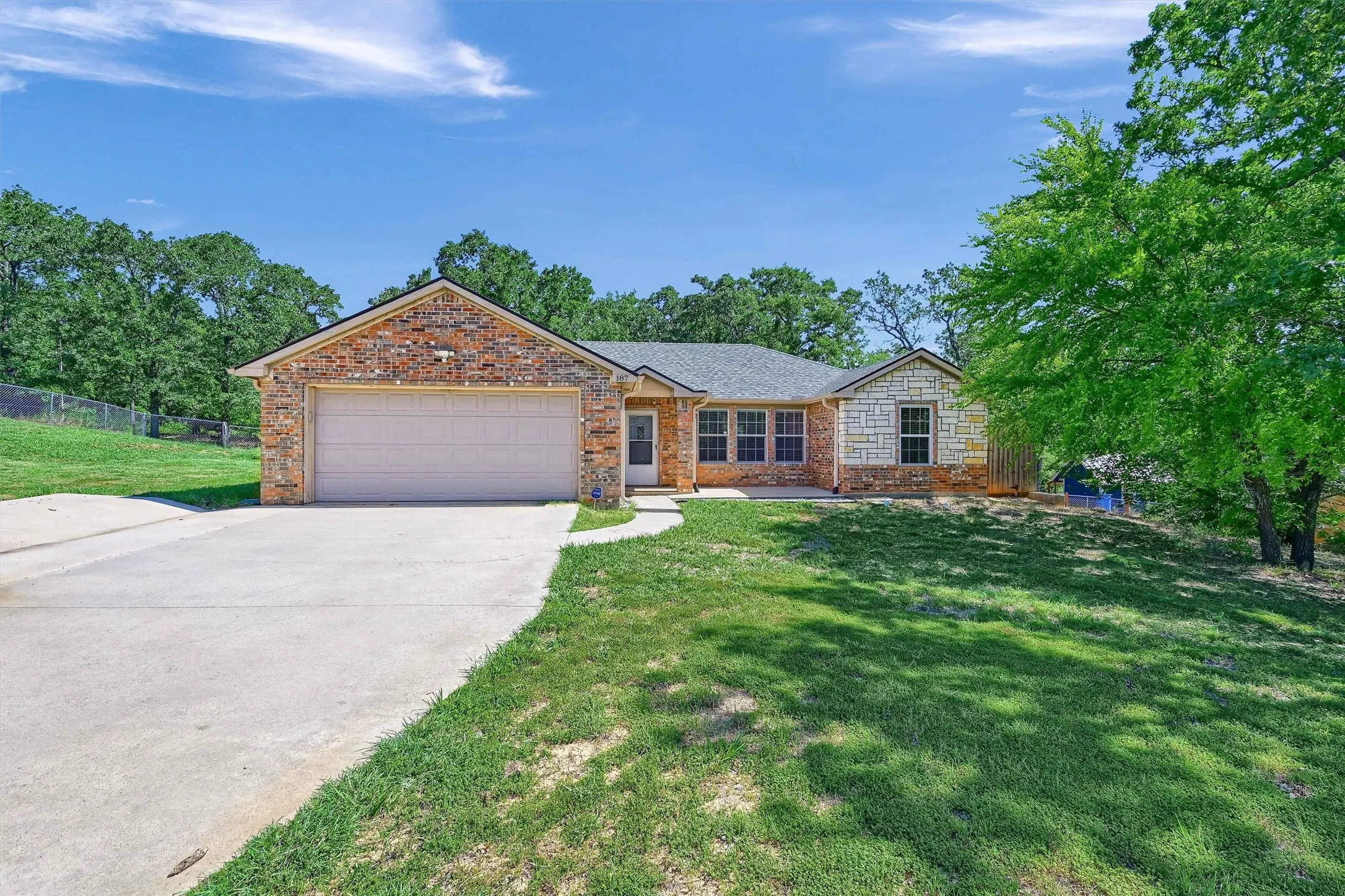Single Family Residence For Rent in Grayson County , 187 Square Dance Road, Denison, Texas 75021, 3 Bedroom, 2 Bathroom, 2 Garage spaces, 1,429 Sqft, built in 2005, mls#21405899, Real Estate Agent in Denison, Homes For Rent in Grayson county, Homes For Rent in Denison, Realtor in Denison Texas, Real Estate Brokerage Independent Realty Texas, Luminita Cordes Realtor