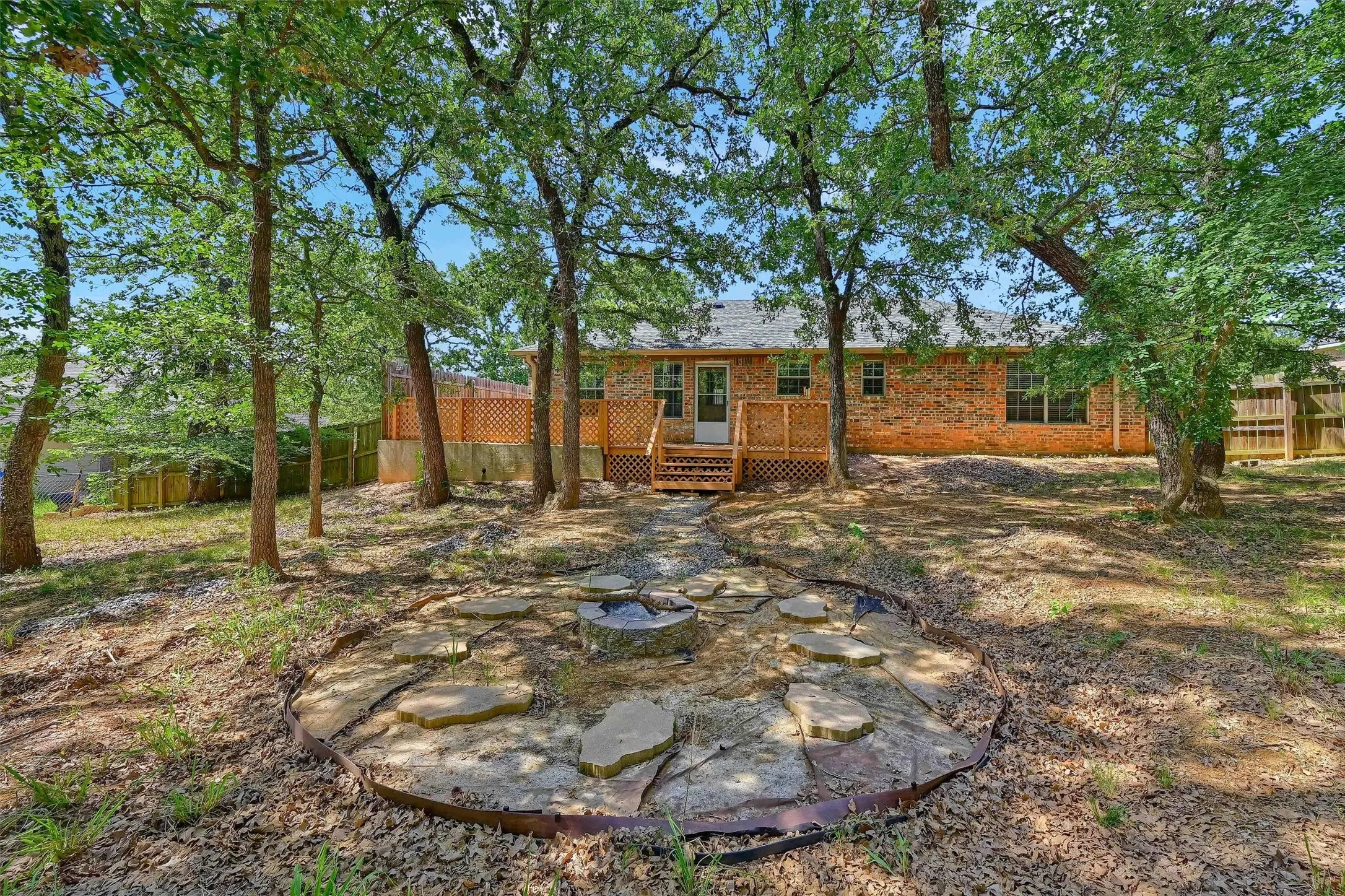 Single Family Residence For Rent in Grayson County , 187 Square Dance Road, Denison, Texas 75021, 3 Bedroom, 2 Bathroom, 2 Garage spaces, 1,429 Sqft, built in 2005, mls#21405899, Real Estate Agent in Denison, Homes For Rent in Grayson county, Homes For Rent in Denison, Realtor in Denison Texas, Real Estate Brokerage Independent Realty Texas, Luminita Cordes Realtor
