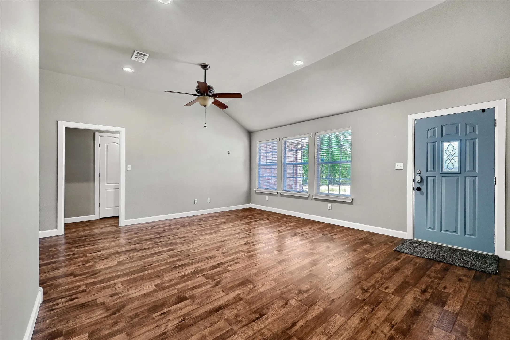 Single Family Residence For Rent in Grayson County , 187 Square Dance Road, Denison, Texas 75021, 3 Bedroom, 2 Bathroom, 2 Garage spaces, 1,429 Sqft, built in 2005, mls#21405899, Real Estate Agent in Denison, Homes For Rent in Grayson county, Homes For Rent in Denison, Realtor in Denison Texas, Real Estate Brokerage Independent Realty Texas, Luminita Cordes Realtor