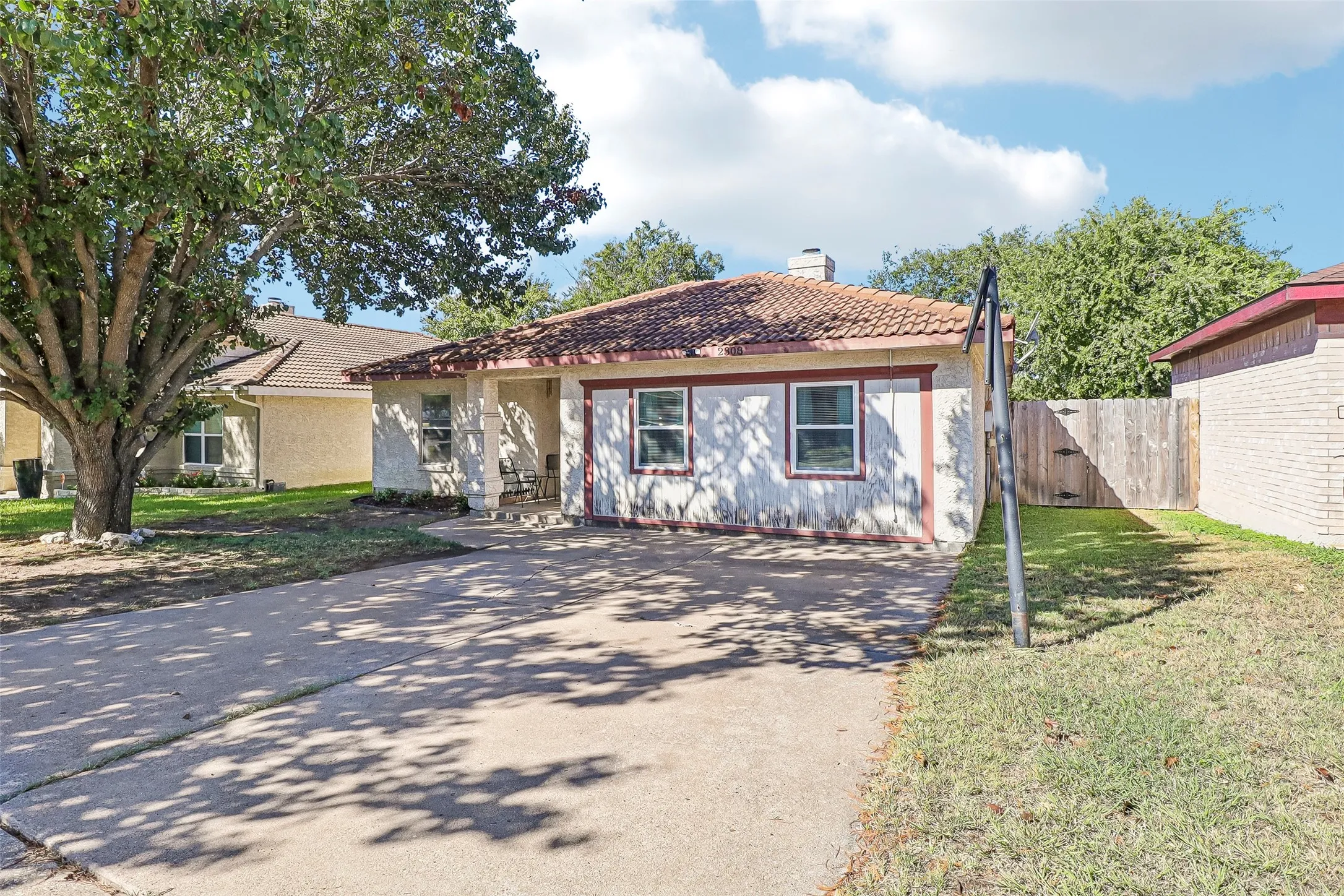 Single Family Residence For Sale in Tarrant County , 2308 Cool Spring Drive, Fort Worth, Texas 76108, 3 Bedroom, 2 Bathroom, Garage spaces, 1,490 Sqft, built in 1989, mls#21404617, Real Estate Agent in Fort Worth, Homes For Sale in Tarrant county, Homes For Sale in Fort Worth, Realtor in Fort Worth Texas, Real Estate Brokerage Independent Realty Texas, Luminita Cordes Realtor