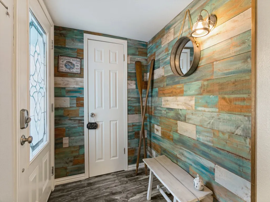 Condominium For Sale in Tarrant County , 680 Harbor Drive, Azle, Texas 76020, 2 Bedroom, 3 Bathroom, Garage spaces, 1,568 Sqft, built in 1986, mls#21367030, Real Estate Agent in Azle, Homes For Sale in Tarrant county, Homes For Sale in Azle, Realtor in Azle Texas, Real Estate Brokerage Independent Realty Texas, Luminita Cordes Realtor