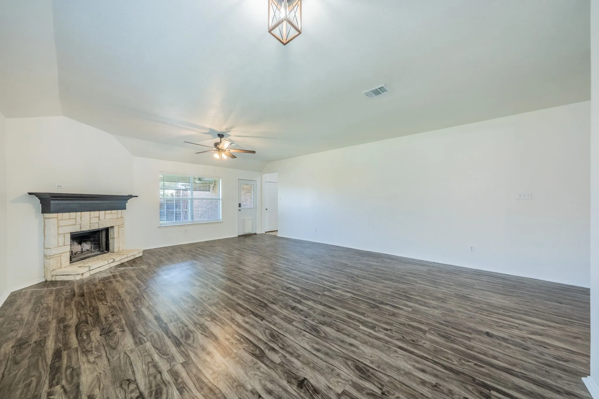 Single Family Residence For Rent in Collin County , 117 Shadybrook Drive, Wylie, Texas 75098, 3 Bedroom, 2 Bathroom, 2 Garage spaces, 1,830 Sqft, built in 2005, mls#21398391, Real Estate Agent in Wylie, Homes For Rent in Collin county, Homes For Rent in Wylie, Realtor in Wylie Texas, Real Estate Brokerage Independent Realty Texas, Luminita Cordes Realtor