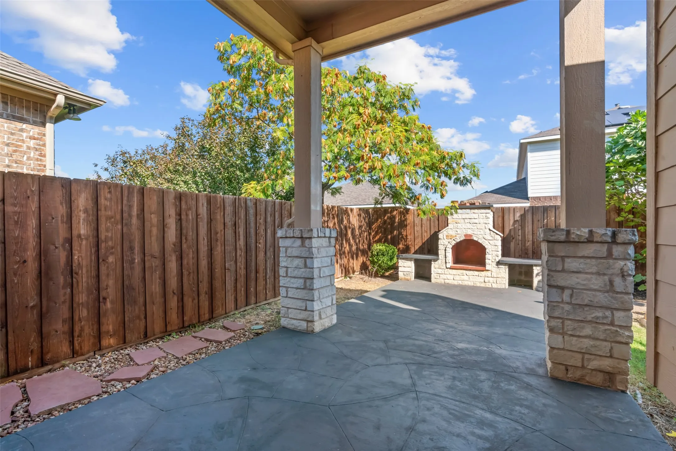 Single Family Residence For Sale in Tarrant County , 1305 Realoaks Drive, Fort Worth, Texas 76131, 4 Bedroom, 3 Bathroom, 2 Garage spaces, 3,249 Sqft, built in 2012, mls#21404594, Real Estate Agent in Fort Worth, Homes For Sale in Tarrant county, Homes For Sale in Fort Worth, Realtor in Fort Worth Texas, Real Estate Brokerage Independent Realty Texas, Luminita Cordes Realtor
