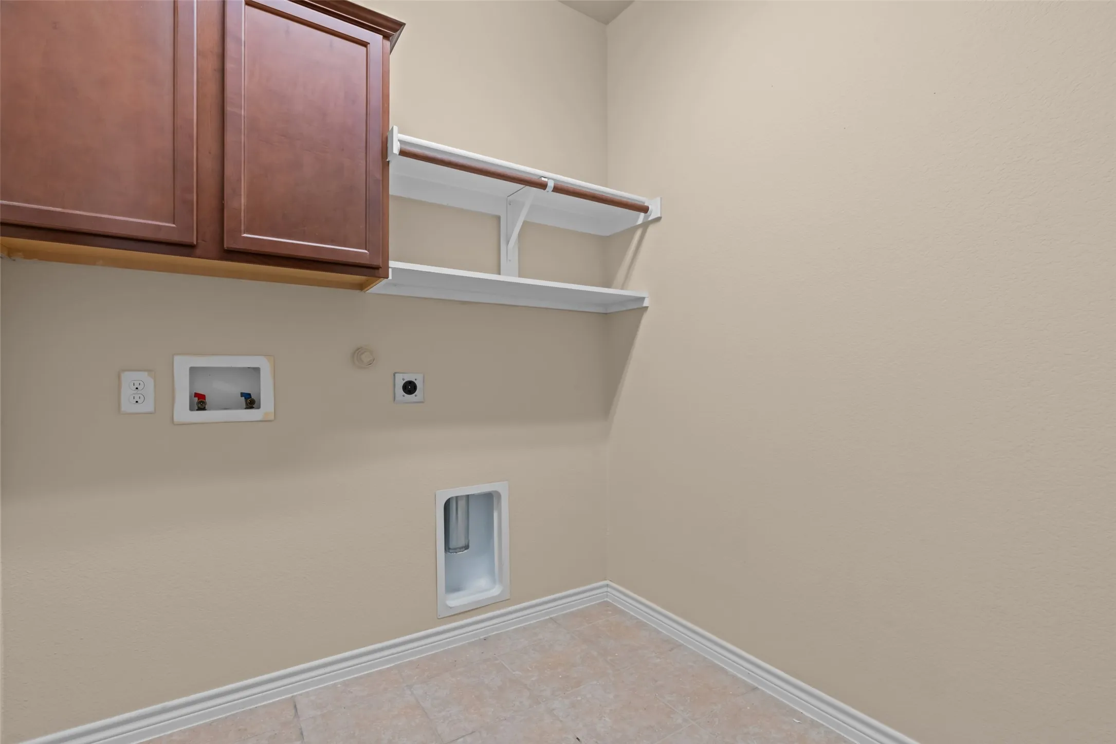 Single Family Residence For Sale in Tarrant County , 1305 Realoaks Drive, Fort Worth, Texas 76131, 4 Bedroom, 3 Bathroom, 2 Garage spaces, 3,249 Sqft, built in 2012, mls#21404594, Real Estate Agent in Fort Worth, Homes For Sale in Tarrant county, Homes For Sale in Fort Worth, Realtor in Fort Worth Texas, Real Estate Brokerage Independent Realty Texas, Luminita Cordes Realtor