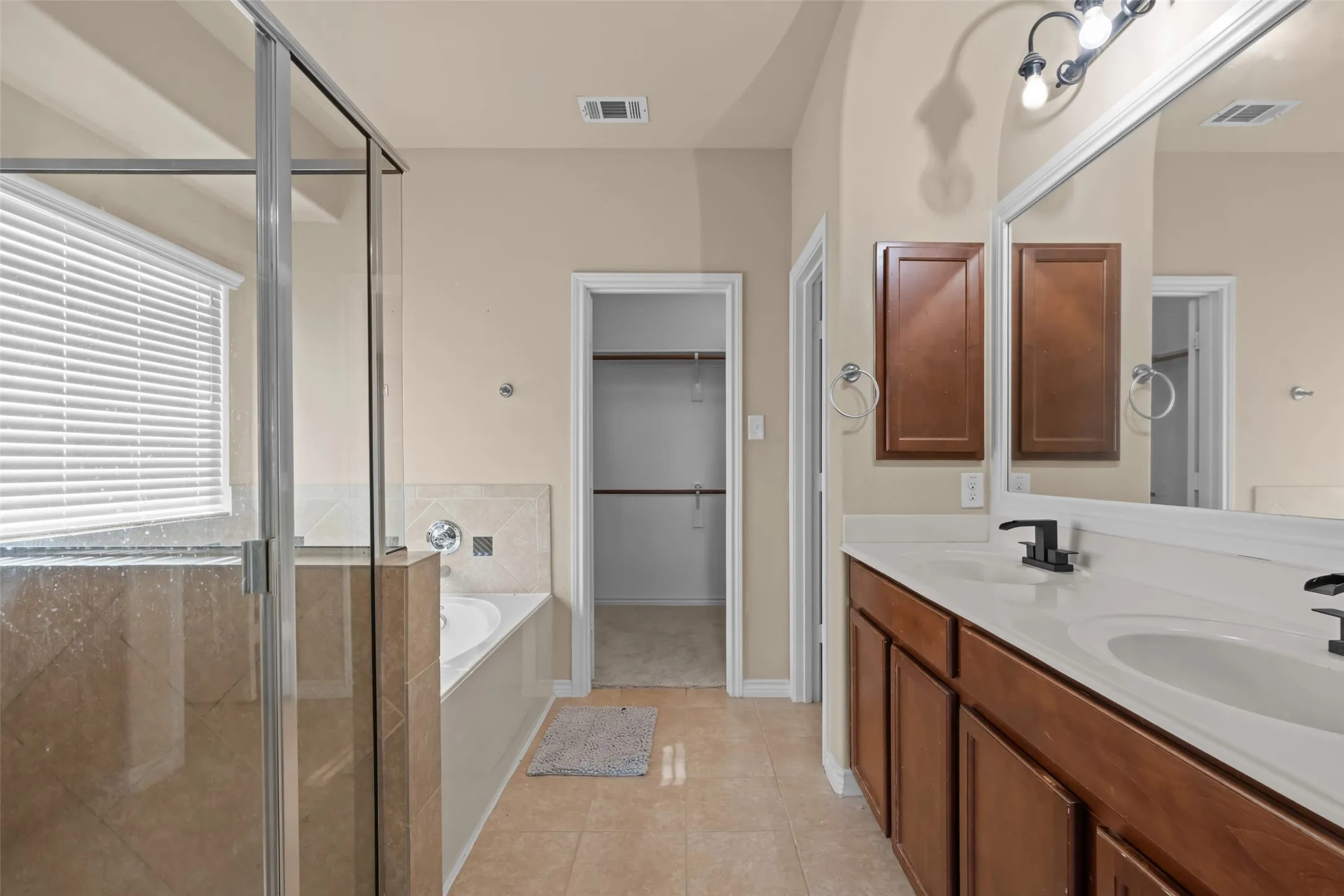 Single Family Residence For Sale in Tarrant County , 1305 Realoaks Drive, Fort Worth, Texas 76131, 4 Bedroom, 3 Bathroom, 2 Garage spaces, 3,249 Sqft, built in 2012, mls#21404594, Real Estate Agent in Fort Worth, Homes For Sale in Tarrant county, Homes For Sale in Fort Worth, Realtor in Fort Worth Texas, Real Estate Brokerage Independent Realty Texas, Luminita Cordes Realtor