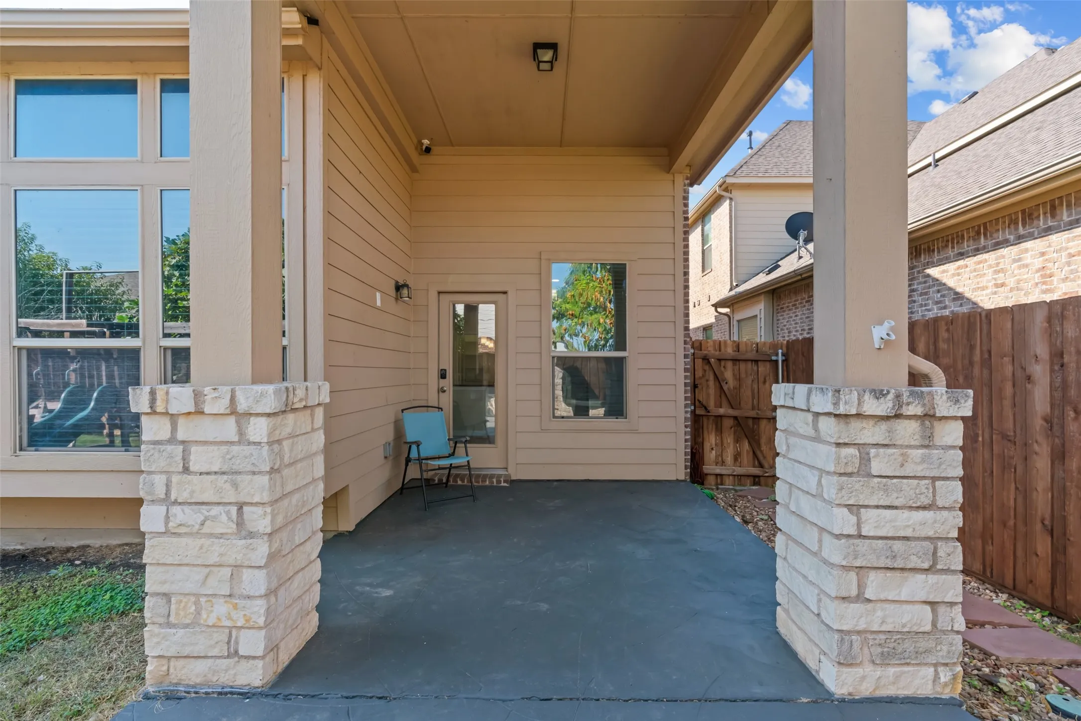 Single Family Residence For Sale in Tarrant County , 1305 Realoaks Drive, Fort Worth, Texas 76131, 4 Bedroom, 3 Bathroom, 2 Garage spaces, 3,249 Sqft, built in 2012, mls#21404594, Real Estate Agent in Fort Worth, Homes For Sale in Tarrant county, Homes For Sale in Fort Worth, Realtor in Fort Worth Texas, Real Estate Brokerage Independent Realty Texas, Luminita Cordes Realtor