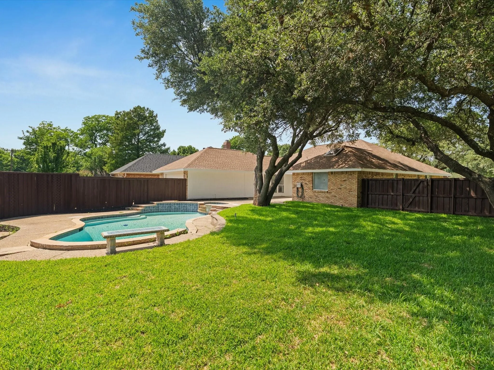 Single Family Residence For Sale in Dallas County , 3718 Thornhill Way, Rowlett, Texas 75088, 4 Bedroom, 3 Bathroom, 2 Garage spaces, 2,218 Sqft, built in 1983, mls#21405897, Real Estate Agent in Rowlett, Homes For Sale in Dallas county, Homes For Sale in Rowlett, Realtor in Rowlett Texas, Real Estate Brokerage Independent Realty Texas, Luminita Cordes Realtor