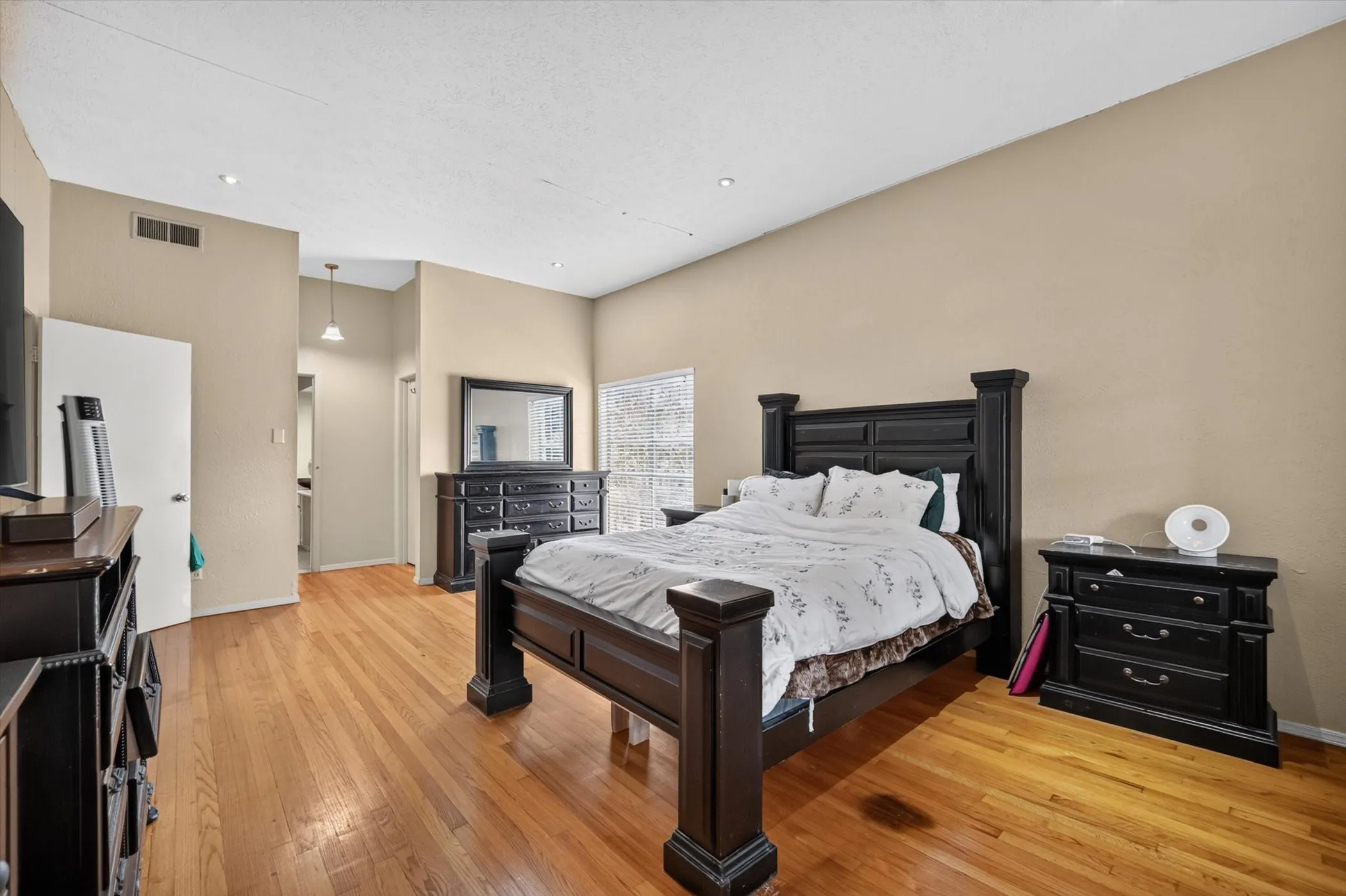 Condominium For Sale in Dallas County , 10437 High Hollows Drive 220, Dallas, Texas 75230, 2 Bedroom, 3 Bathroom, Garage spaces, 1,632 Sqft, built in 1969, mls#21405934, Real Estate Agent in Dallas, Homes For Sale in Dallas county, Homes For Sale in Dallas, Realtor in Dallas Texas, Real Estate Brokerage Independent Realty Texas, Luminita Cordes Realtor