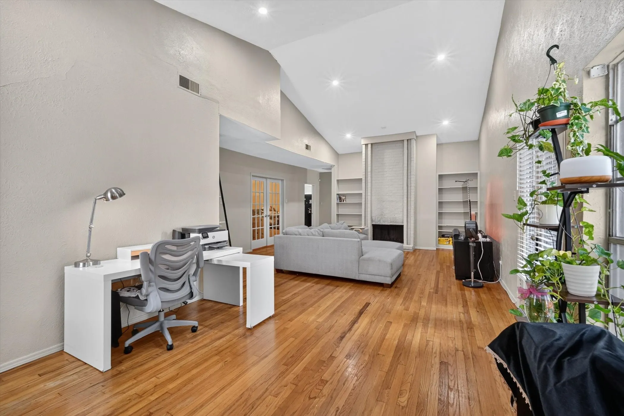 Condominium For Sale in Dallas County , 10437 High Hollows Drive 220, Dallas, Texas 75230, 2 Bedroom, 3 Bathroom, Garage spaces, 1,632 Sqft, built in 1969, mls#21405934, Real Estate Agent in Dallas, Homes For Sale in Dallas county, Homes For Sale in Dallas, Realtor in Dallas Texas, Real Estate Brokerage Independent Realty Texas, Luminita Cordes Realtor