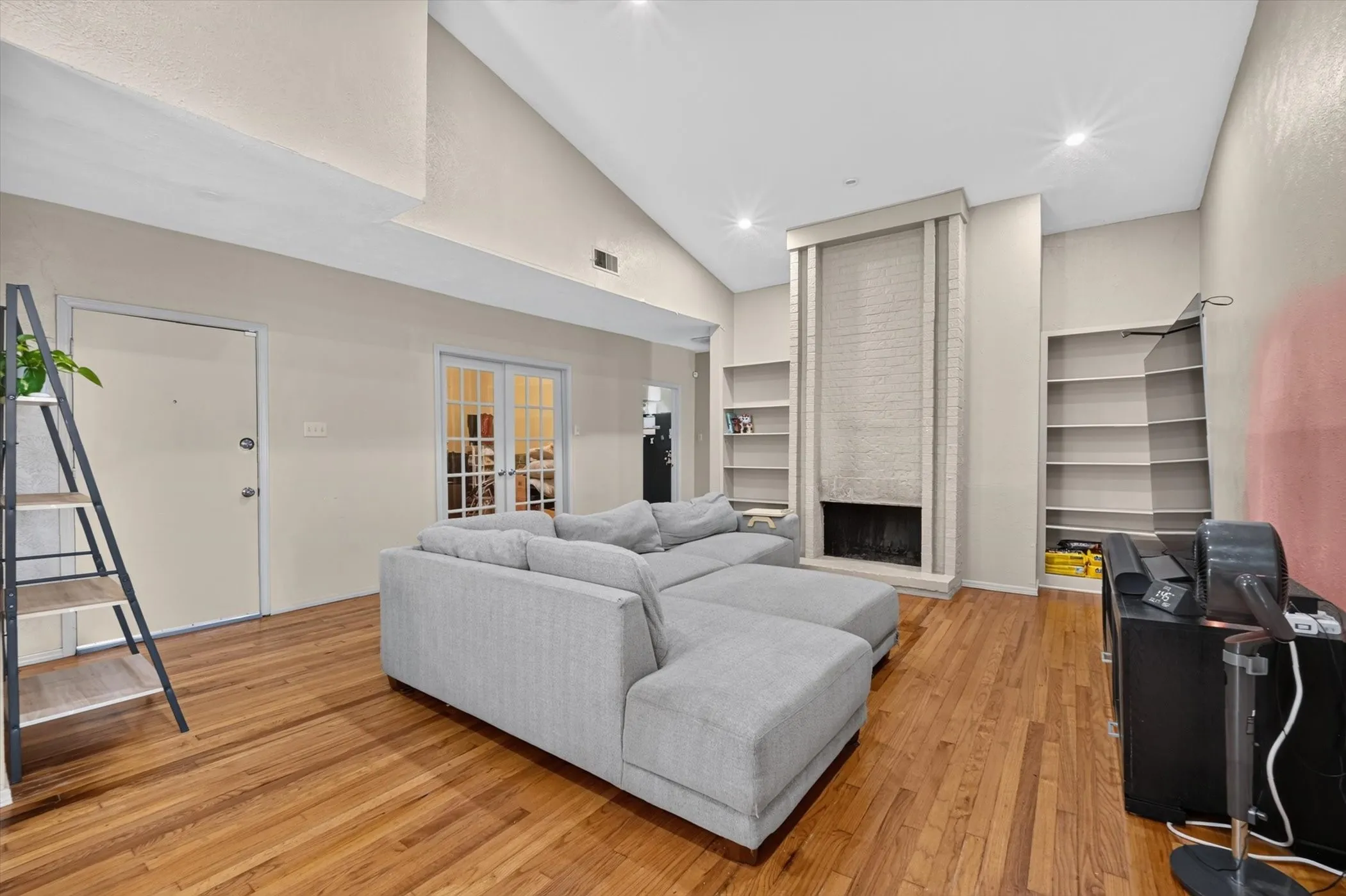 Condominium For Sale in Dallas County , 10437 High Hollows Drive 220, Dallas, Texas 75230, 2 Bedroom, 3 Bathroom, Garage spaces, 1,632 Sqft, built in 1969, mls#21405934, Real Estate Agent in Dallas, Homes For Sale in Dallas county, Homes For Sale in Dallas, Realtor in Dallas Texas, Real Estate Brokerage Independent Realty Texas, Luminita Cordes Realtor
