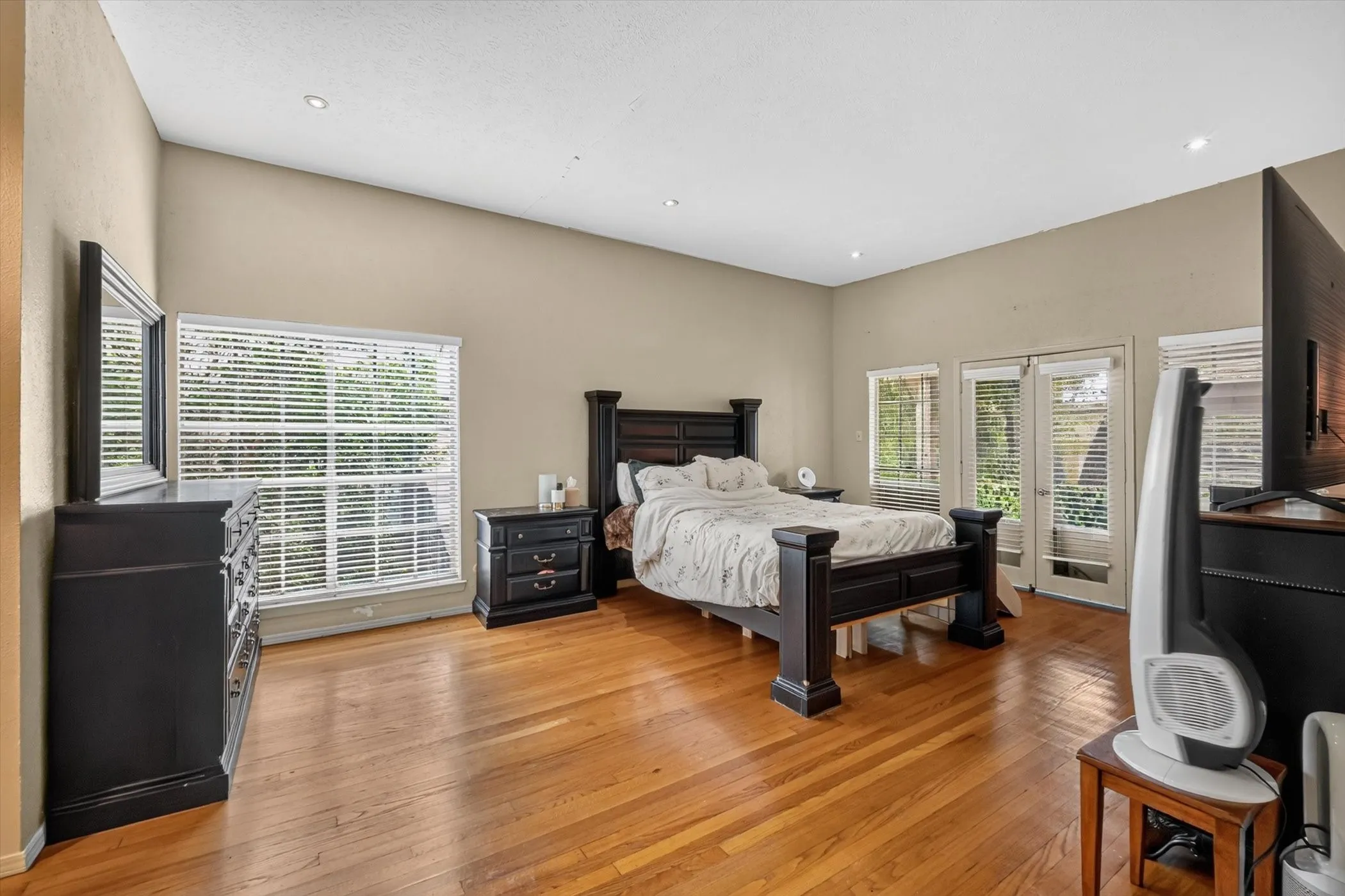 Condominium For Sale in Dallas County , 10437 High Hollows Drive 220, Dallas, Texas 75230, 2 Bedroom, 3 Bathroom, Garage spaces, 1,632 Sqft, built in 1969, mls#21405934, Real Estate Agent in Dallas, Homes For Sale in Dallas county, Homes For Sale in Dallas, Realtor in Dallas Texas, Real Estate Brokerage Independent Realty Texas, Luminita Cordes Realtor