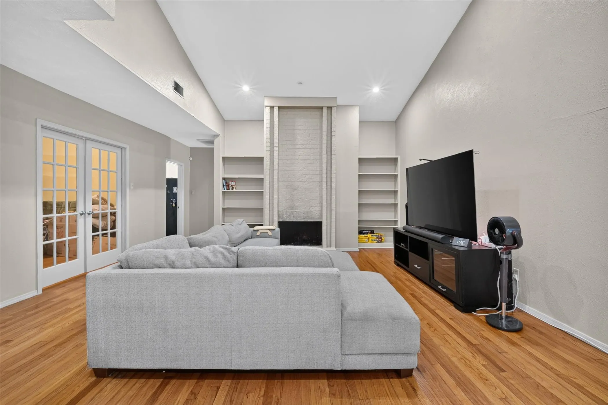 Condominium For Sale in Dallas County , 10437 High Hollows Drive 220, Dallas, Texas 75230, 2 Bedroom, 3 Bathroom, Garage spaces, 1,632 Sqft, built in 1969, mls#21405934, Real Estate Agent in Dallas, Homes For Sale in Dallas county, Homes For Sale in Dallas, Realtor in Dallas Texas, Real Estate Brokerage Independent Realty Texas, Luminita Cordes Realtor
