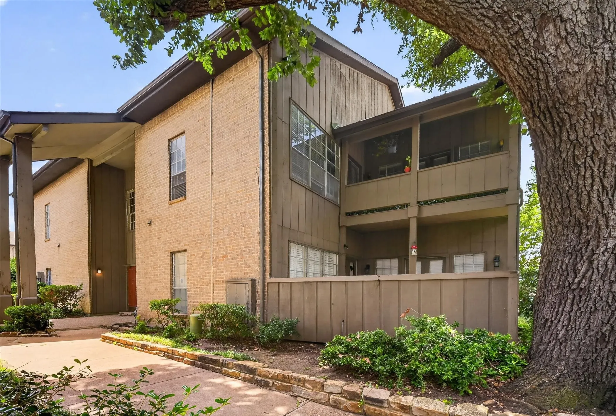 Condominium For Sale in Dallas County , 10437 High Hollows Drive 220, Dallas, Texas 75230, 2 Bedroom, 3 Bathroom, Garage spaces, 1,632 Sqft, built in 1969, mls#21405934, Real Estate Agent in Dallas, Homes For Sale in Dallas county, Homes For Sale in Dallas, Realtor in Dallas Texas, Real Estate Brokerage Independent Realty Texas, Luminita Cordes Realtor