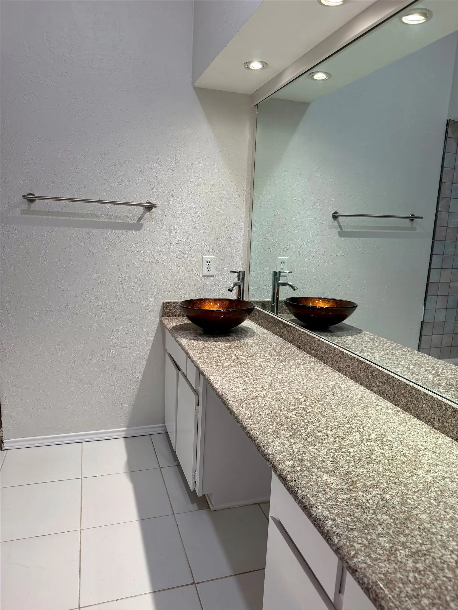 Condominium For Sale in Dallas County , 10437 High Hollows Drive 220, Dallas, Texas 75230, 2 Bedroom, 3 Bathroom, Garage spaces, 1,632 Sqft, built in 1969, mls#21405934, Real Estate Agent in Dallas, Homes For Sale in Dallas county, Homes For Sale in Dallas, Realtor in Dallas Texas, Real Estate Brokerage Independent Realty Texas, Luminita Cordes Realtor