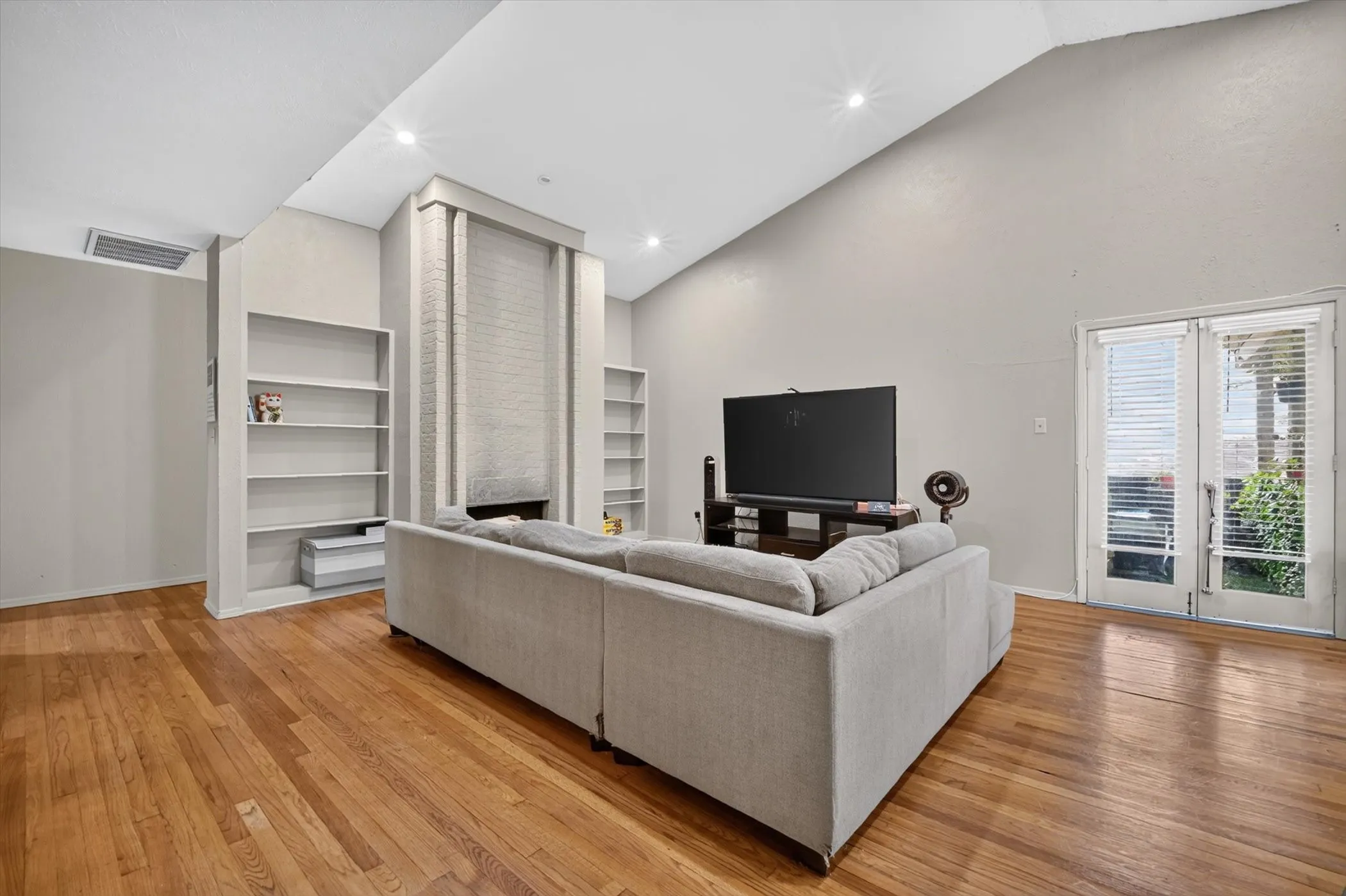 Condominium For Sale in Dallas County , 10437 High Hollows Drive 220, Dallas, Texas 75230, 2 Bedroom, 3 Bathroom, Garage spaces, 1,632 Sqft, built in 1969, mls#21405934, Real Estate Agent in Dallas, Homes For Sale in Dallas county, Homes For Sale in Dallas, Realtor in Dallas Texas, Real Estate Brokerage Independent Realty Texas, Luminita Cordes Realtor