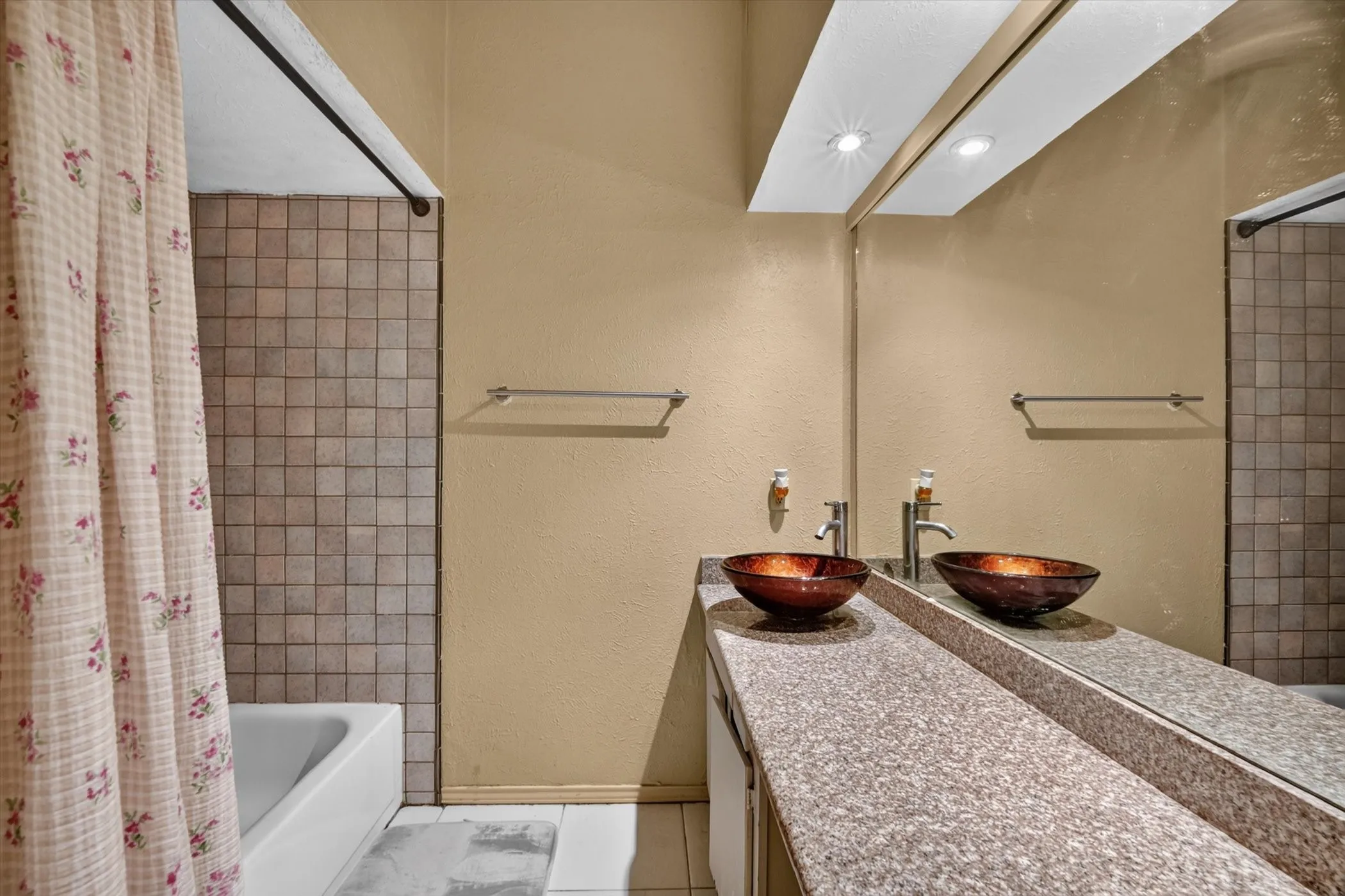 Condominium For Sale in Dallas County , 10437 High Hollows Drive 220, Dallas, Texas 75230, 2 Bedroom, 3 Bathroom, Garage spaces, 1,632 Sqft, built in 1969, mls#21405934, Real Estate Agent in Dallas, Homes For Sale in Dallas county, Homes For Sale in Dallas, Realtor in Dallas Texas, Real Estate Brokerage Independent Realty Texas, Luminita Cordes Realtor