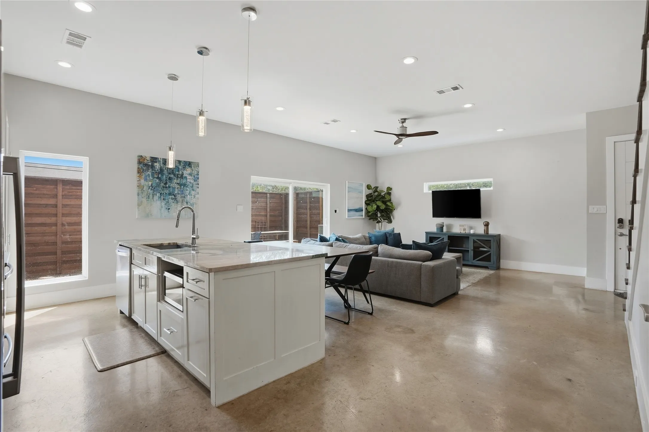 Single Family Residence For Sale in Dallas County , 180 S Cisco Street, Dallas, Texas 75246, 3 Bedroom, 3 Bathroom, 2 Garage spaces, 2,348 Sqft, built in 2019, mls#21404460, Real Estate Agent in Dallas, Homes For Sale in Dallas county, Homes For Sale in Dallas, Realtor in Dallas Texas, Real Estate Brokerage Independent Realty Texas, Luminita Cordes Realtor
