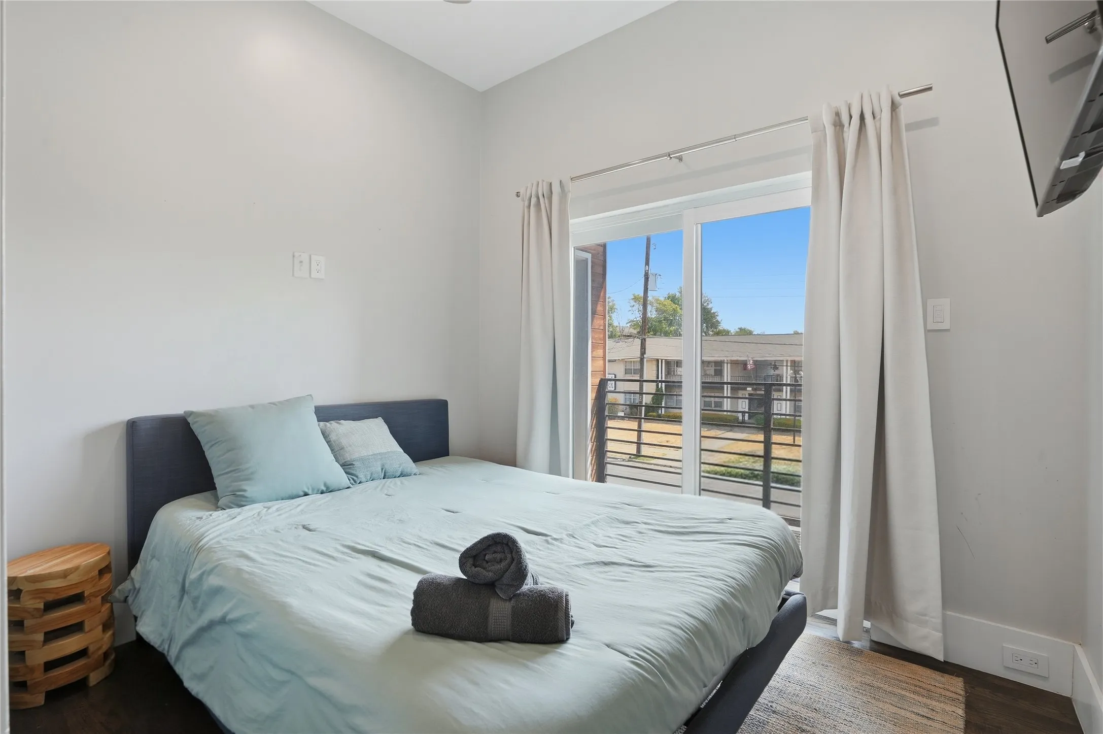 Single Family Residence For Sale in Dallas County , 180 S Cisco Street, Dallas, Texas 75246, 3 Bedroom, 3 Bathroom, 2 Garage spaces, 2,348 Sqft, built in 2019, mls#21404460, Real Estate Agent in Dallas, Homes For Sale in Dallas county, Homes For Sale in Dallas, Realtor in Dallas Texas, Real Estate Brokerage Independent Realty Texas, Luminita Cordes Realtor