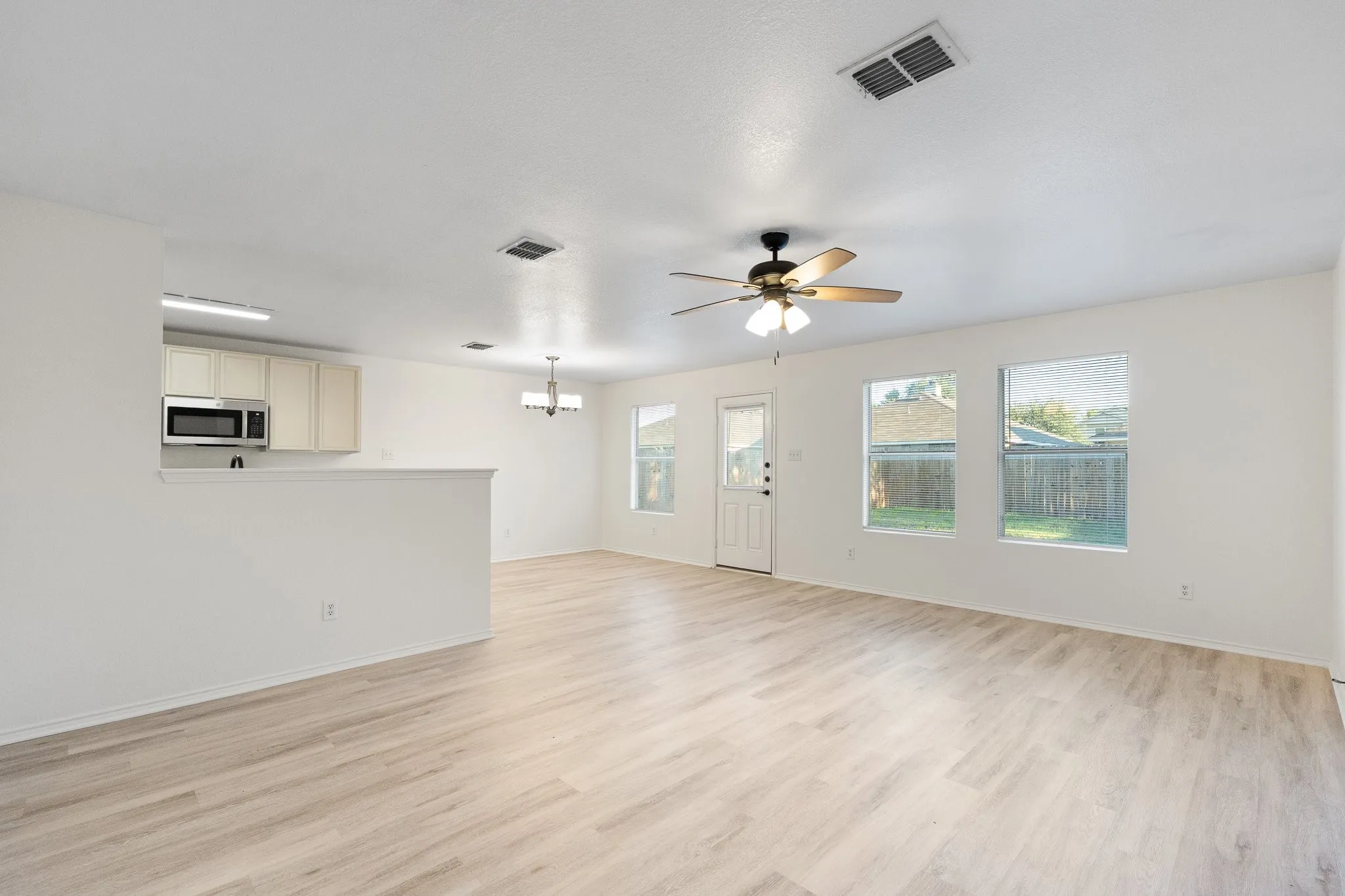 Single Family Residence For Sale in Tarrant County , 1128 Boxwood Drive, Crowley, Texas 76036, 3 Bedroom, 2 Bathroom, 2 Garage spaces, 1,448 Sqft, built in 2005, mls#21405936, Real Estate Agent in Crowley, Homes For Sale in Tarrant county, Homes For Sale in Crowley, Realtor in Crowley Texas, Real Estate Brokerage Independent Realty Texas, Luminita Cordes Realtor