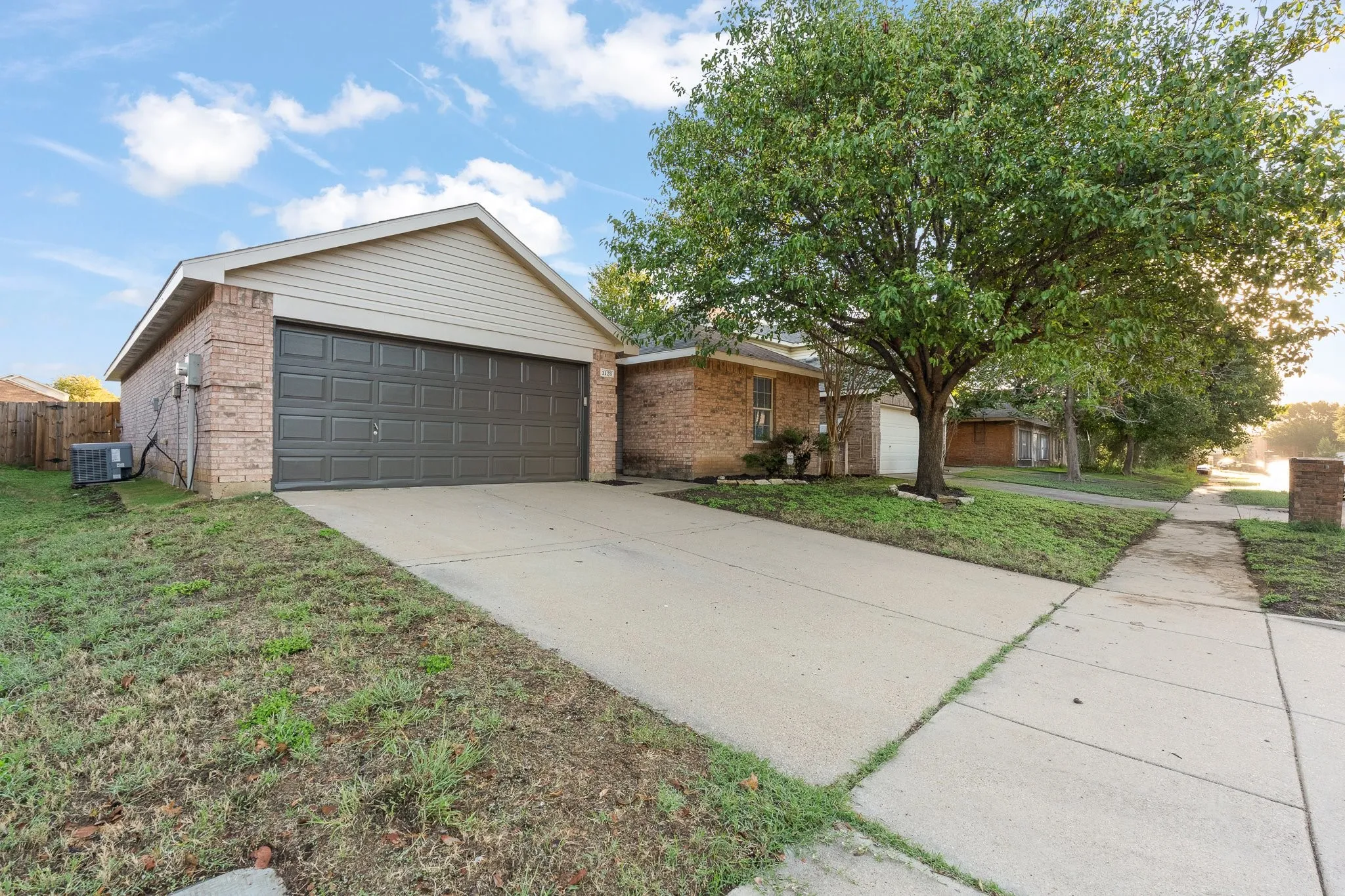 Single Family Residence For Sale in Tarrant County , 1128 Boxwood Drive, Crowley, Texas 76036, 3 Bedroom, 2 Bathroom, 2 Garage spaces, 1,448 Sqft, built in 2005, mls#21405936, Real Estate Agent in Crowley, Homes For Sale in Tarrant county, Homes For Sale in Crowley, Realtor in Crowley Texas, Real Estate Brokerage Independent Realty Texas, Luminita Cordes Realtor