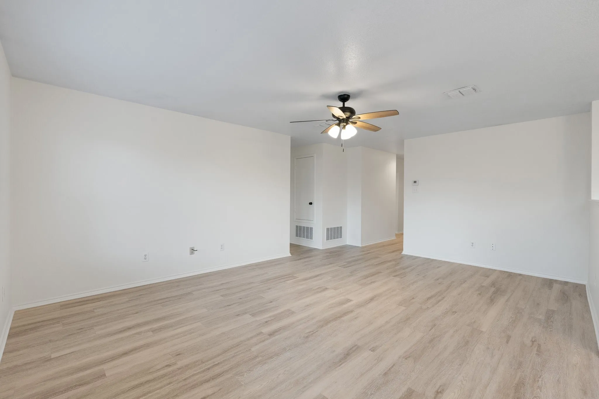 Single Family Residence For Sale in Tarrant County , 1128 Boxwood Drive, Crowley, Texas 76036, 3 Bedroom, 2 Bathroom, 2 Garage spaces, 1,448 Sqft, built in 2005, mls#21405936, Real Estate Agent in Crowley, Homes For Sale in Tarrant county, Homes For Sale in Crowley, Realtor in Crowley Texas, Real Estate Brokerage Independent Realty Texas, Luminita Cordes Realtor