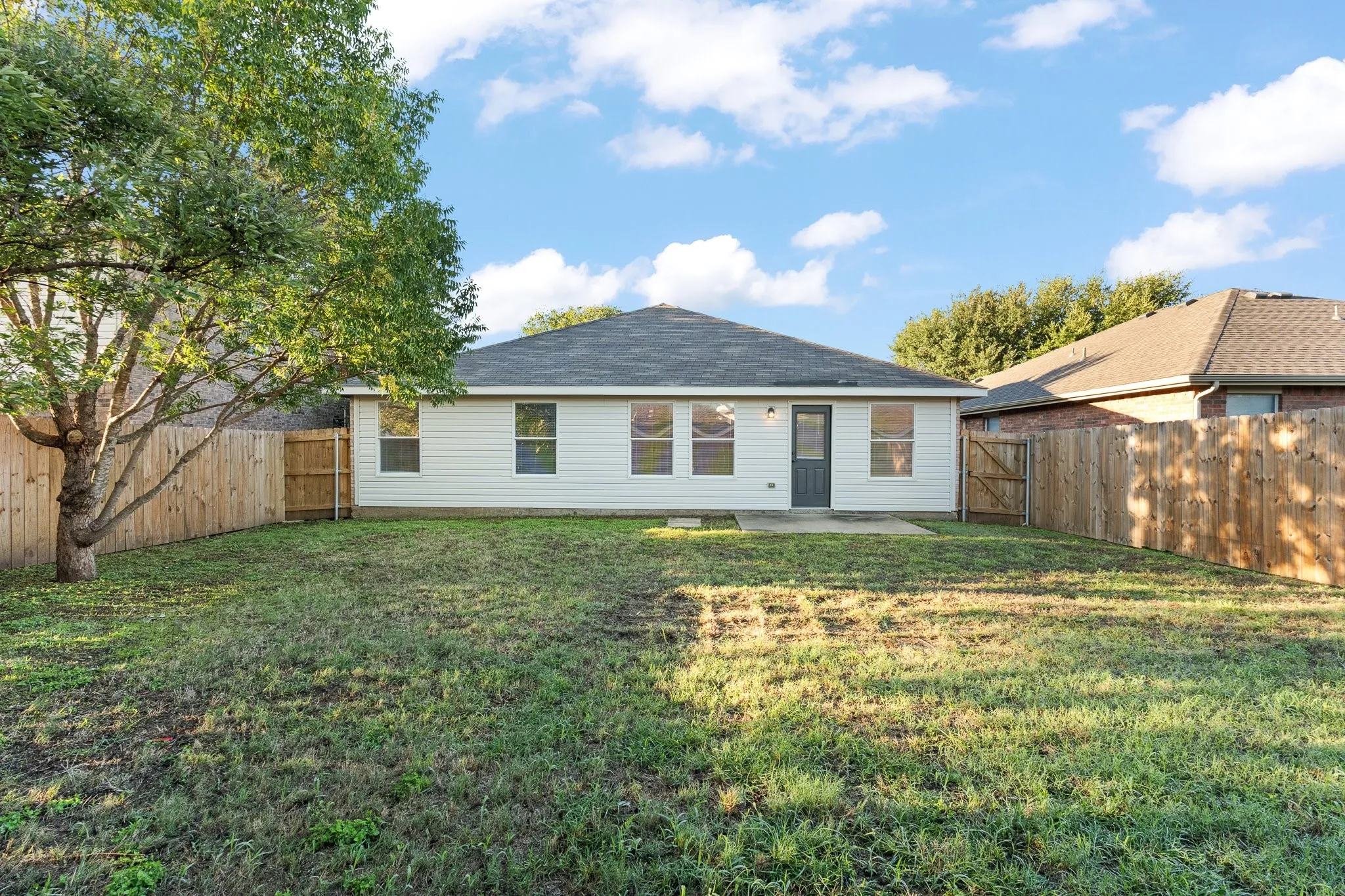 Single Family Residence For Sale in Tarrant County , 1128 Boxwood Drive, Crowley, Texas 76036, 3 Bedroom, 2 Bathroom, 2 Garage spaces, 1,448 Sqft, built in 2005, mls#21405936, Real Estate Agent in Crowley, Homes For Sale in Tarrant county, Homes For Sale in Crowley, Realtor in Crowley Texas, Real Estate Brokerage Independent Realty Texas, Luminita Cordes Realtor