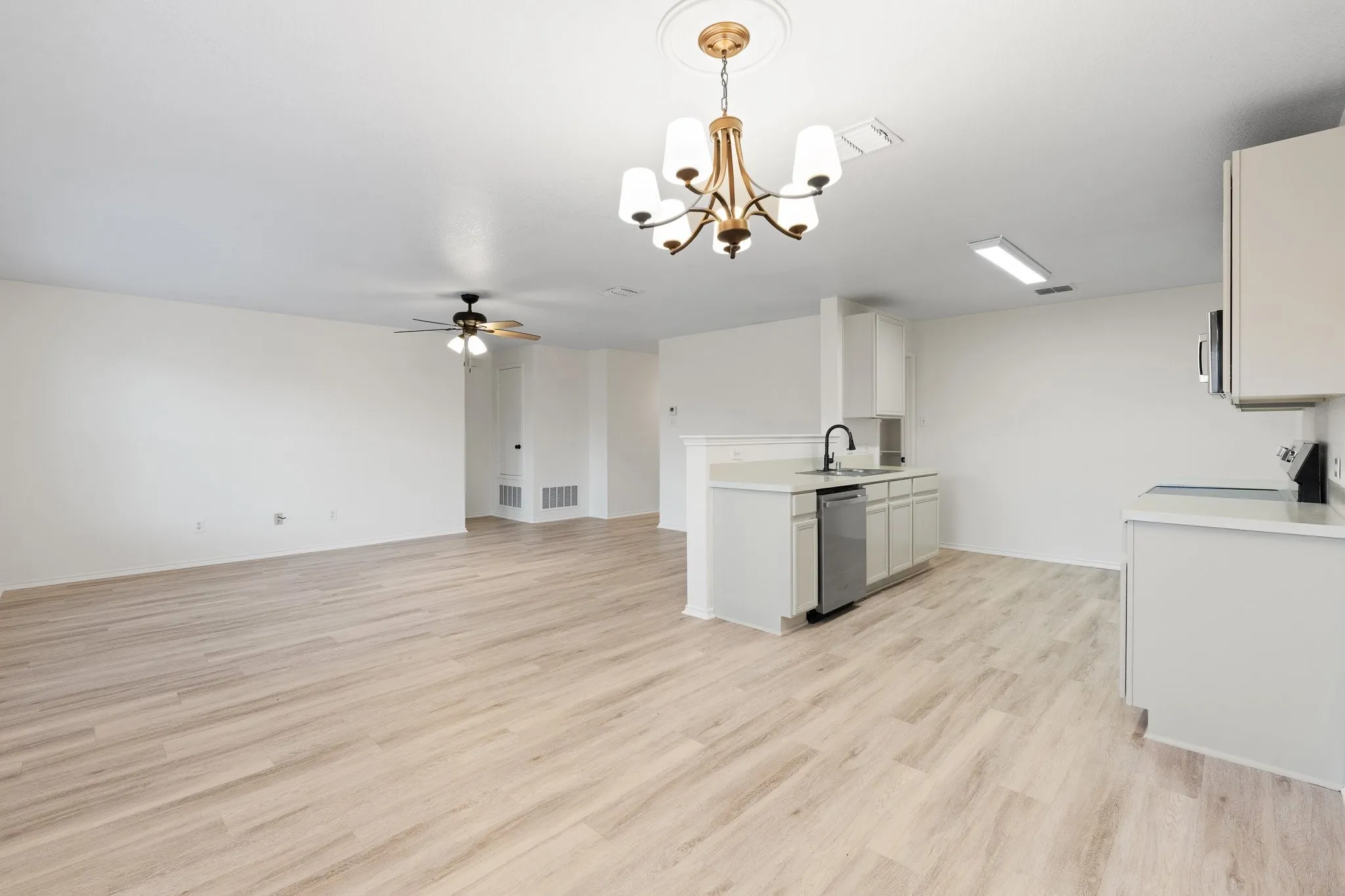 Single Family Residence For Sale in Tarrant County , 1128 Boxwood Drive, Crowley, Texas 76036, 3 Bedroom, 2 Bathroom, 2 Garage spaces, 1,448 Sqft, built in 2005, mls#21405936, Real Estate Agent in Crowley, Homes For Sale in Tarrant county, Homes For Sale in Crowley, Realtor in Crowley Texas, Real Estate Brokerage Independent Realty Texas, Luminita Cordes Realtor