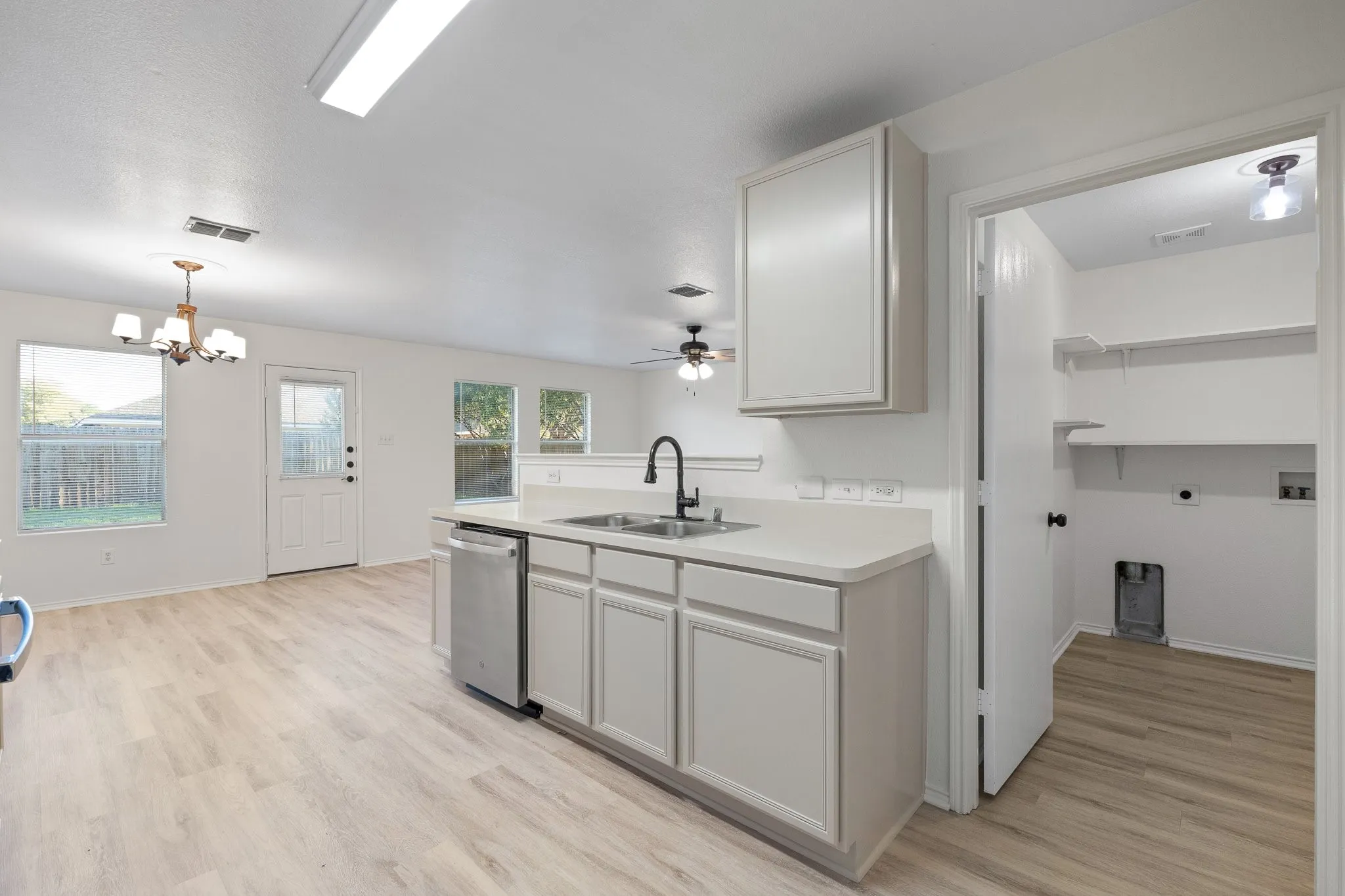 Single Family Residence For Sale in Tarrant County , 1128 Boxwood Drive, Crowley, Texas 76036, 3 Bedroom, 2 Bathroom, 2 Garage spaces, 1,448 Sqft, built in 2005, mls#21405936, Real Estate Agent in Crowley, Homes For Sale in Tarrant county, Homes For Sale in Crowley, Realtor in Crowley Texas, Real Estate Brokerage Independent Realty Texas, Luminita Cordes Realtor